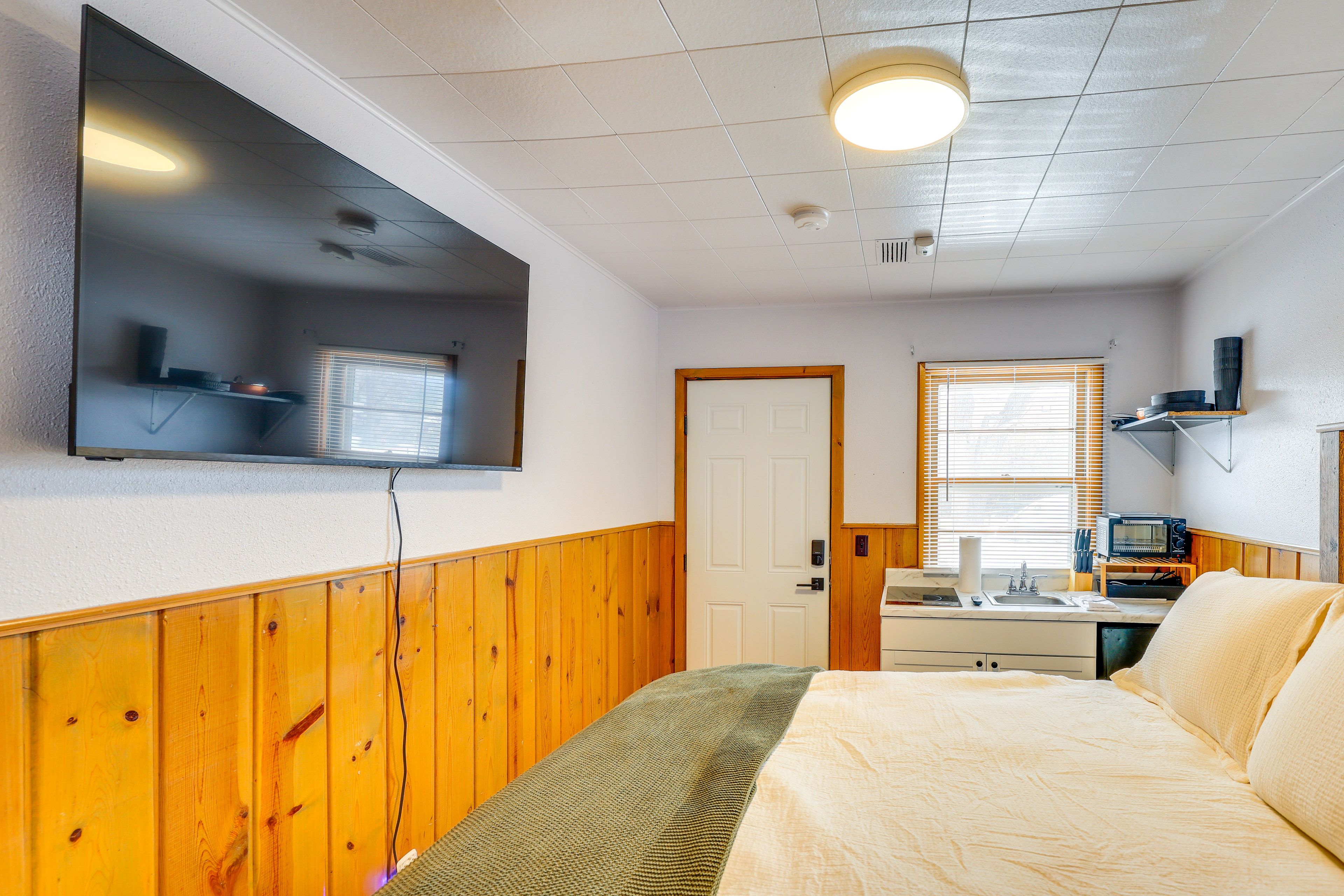 Spearfish Vacation Rental | Studio | 1BA | 180 Sq Ft | 1 Step Required