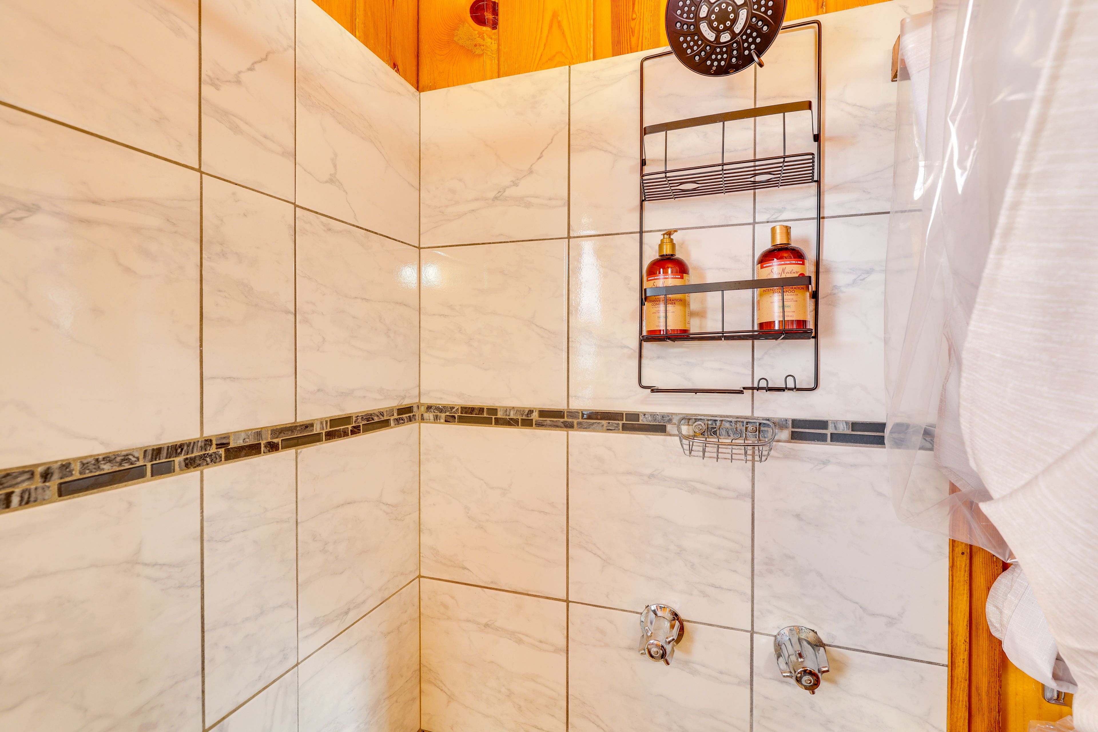 Full Bathroom | Towels Provided