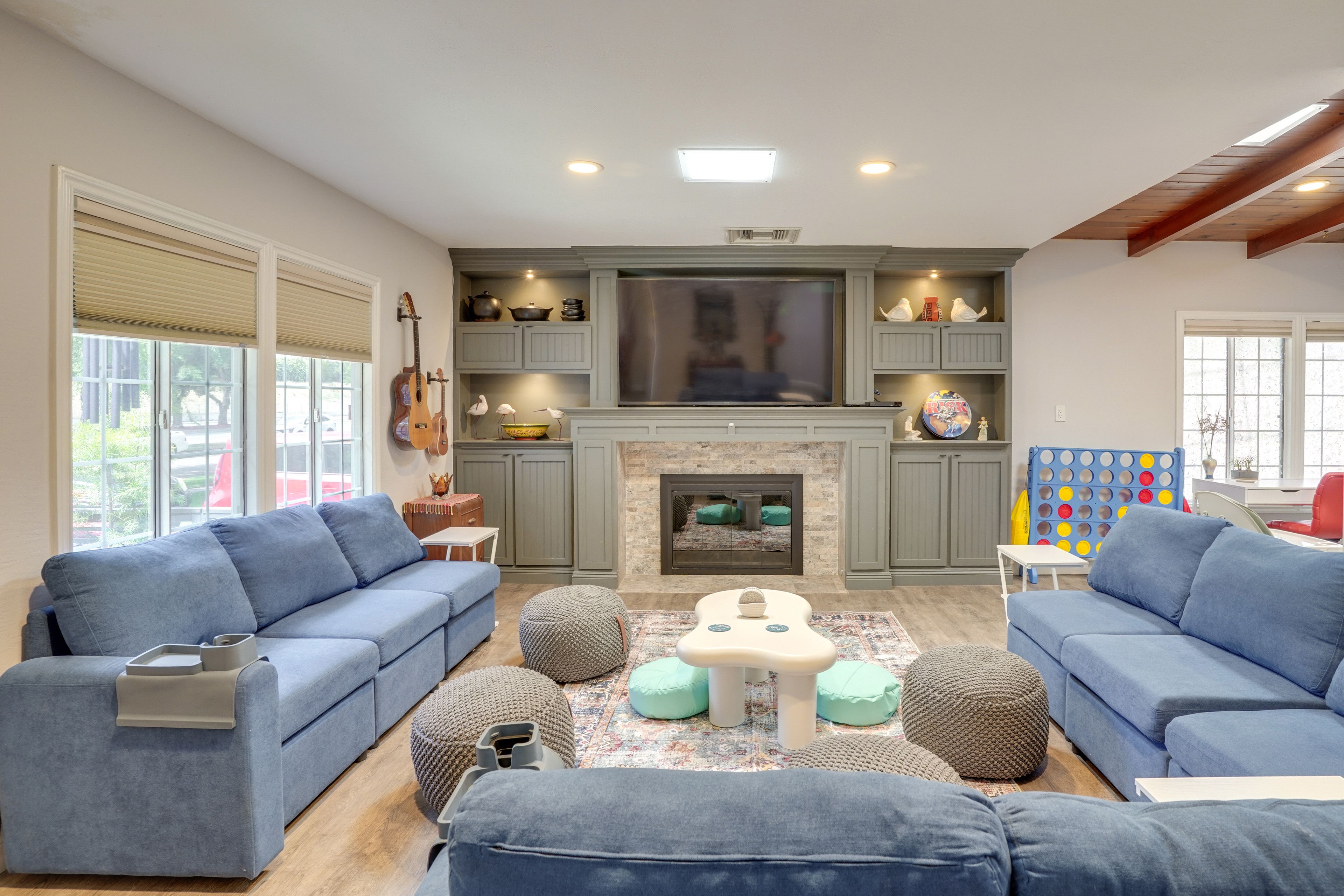 Living Room | Free WiFi | Central A/C & Heating | Gas Fireplace | Smart TV