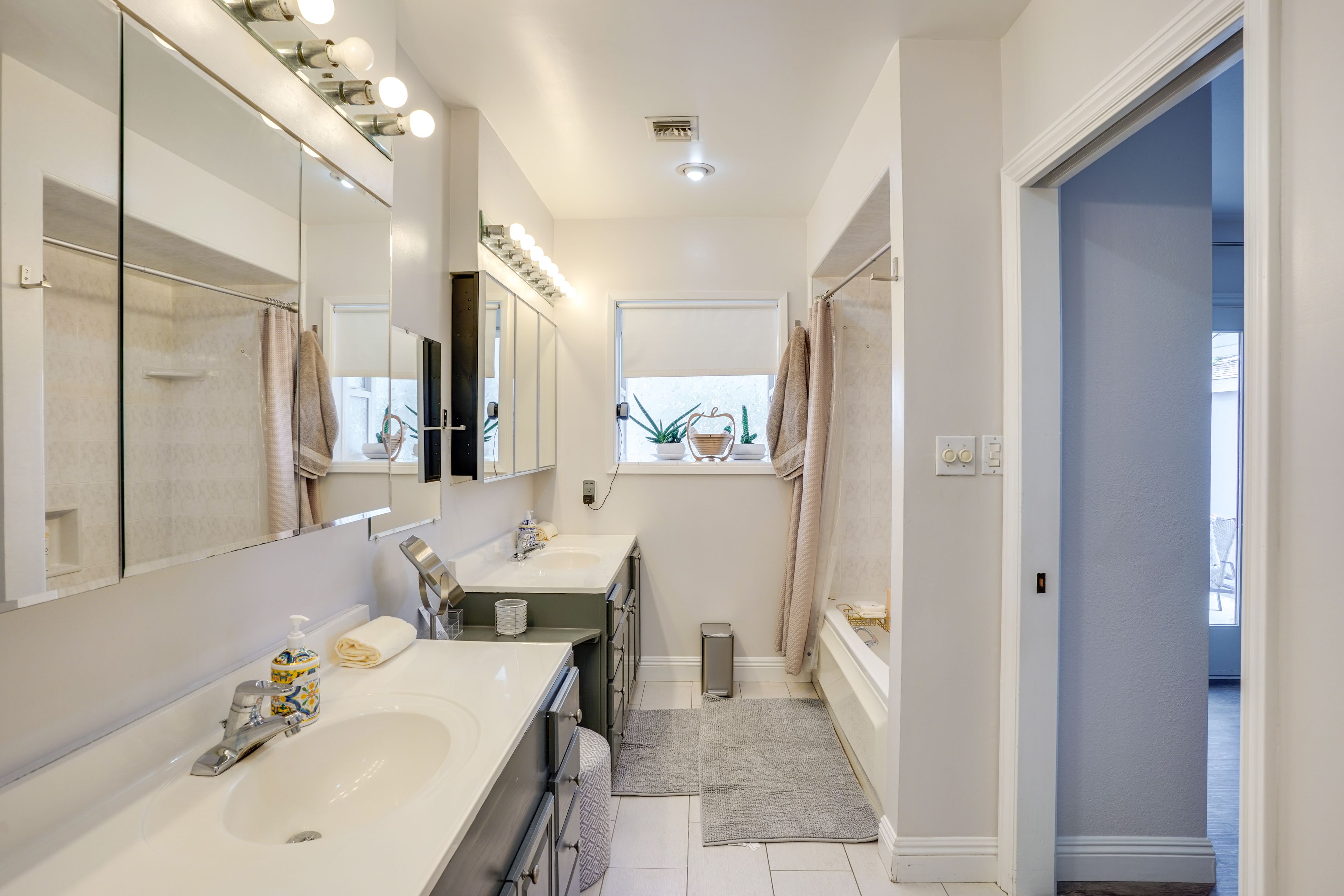 En-Suite Bathroom | Towels & Linens Provided