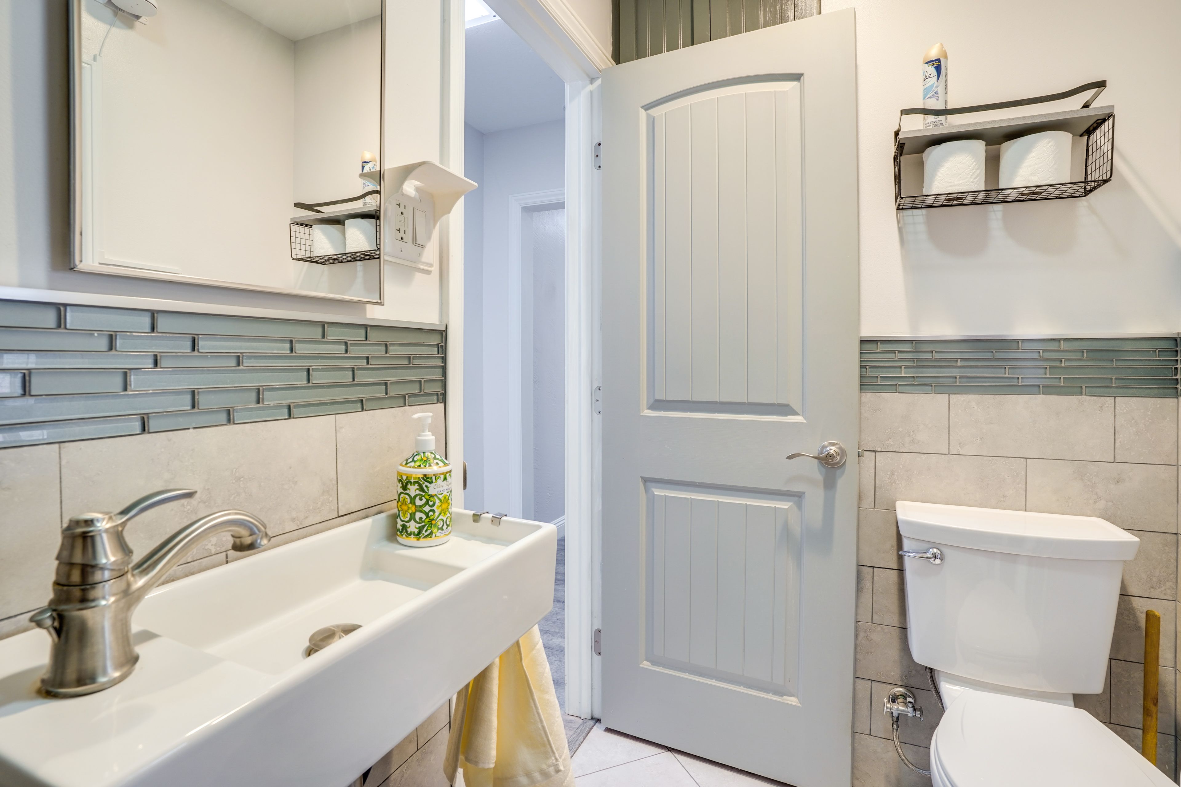 Full Bathroom | Complimentary Toiletries