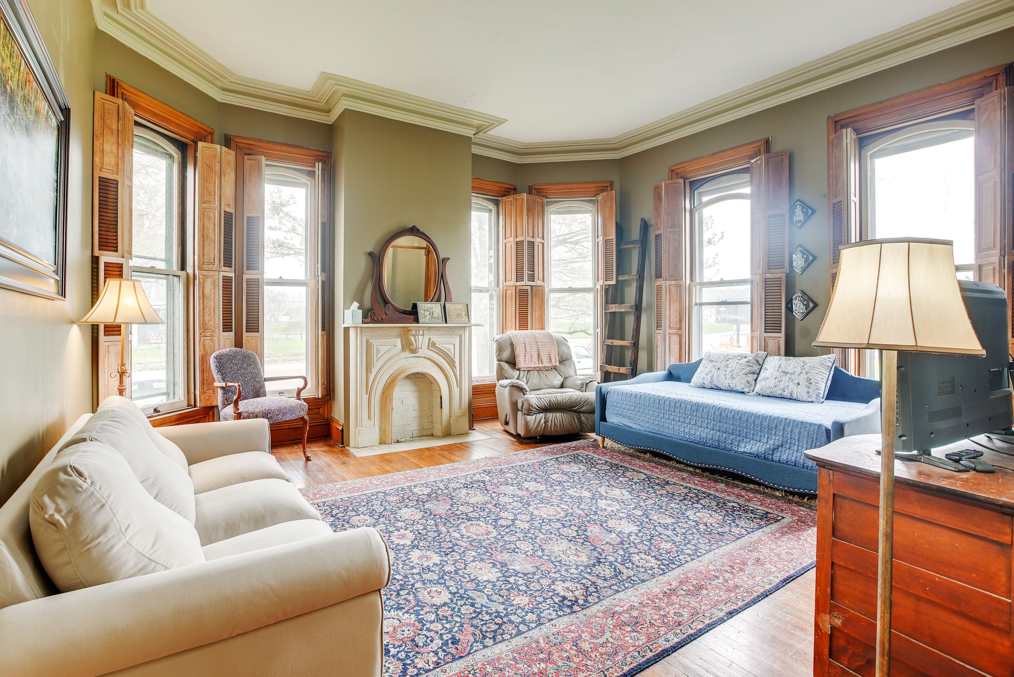 Living Room | Smart TV | Free WiFi | Twin Daybed | 1st Floor