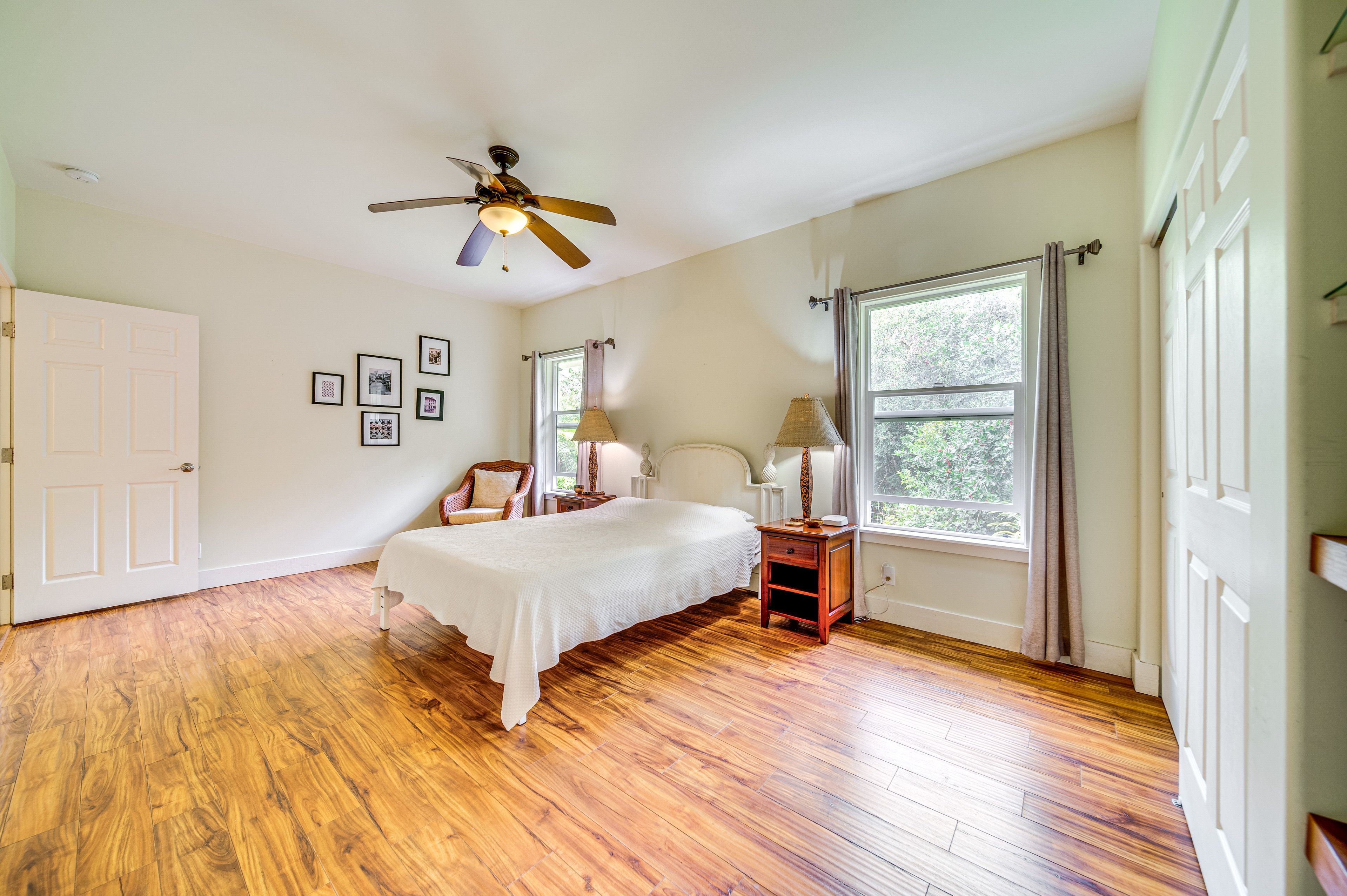 Bedroom 1 | Queen Bed | Books