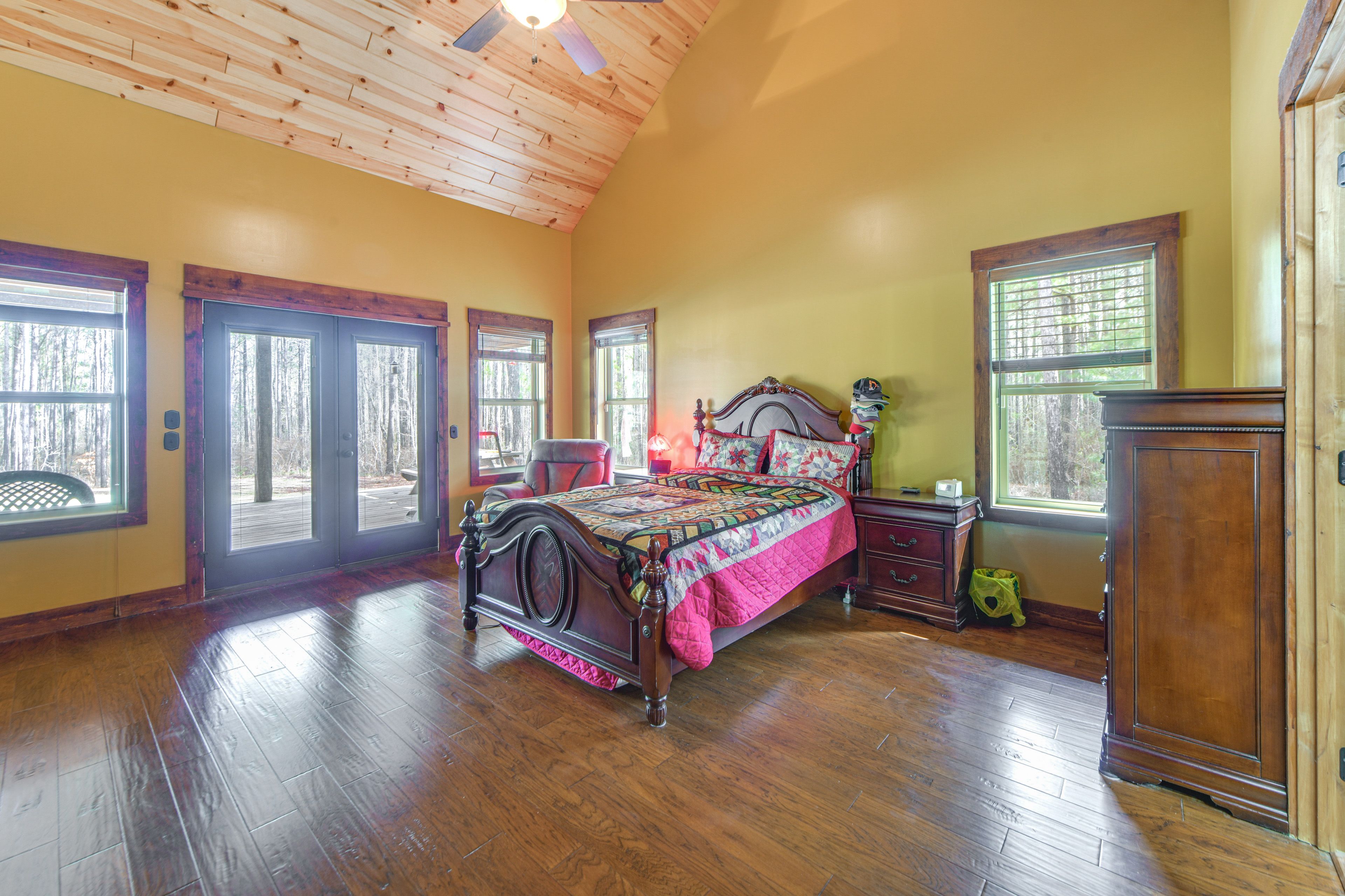 Bedroom 1 | Queen Bed | Smart TV w/ Cable | 1st Floor