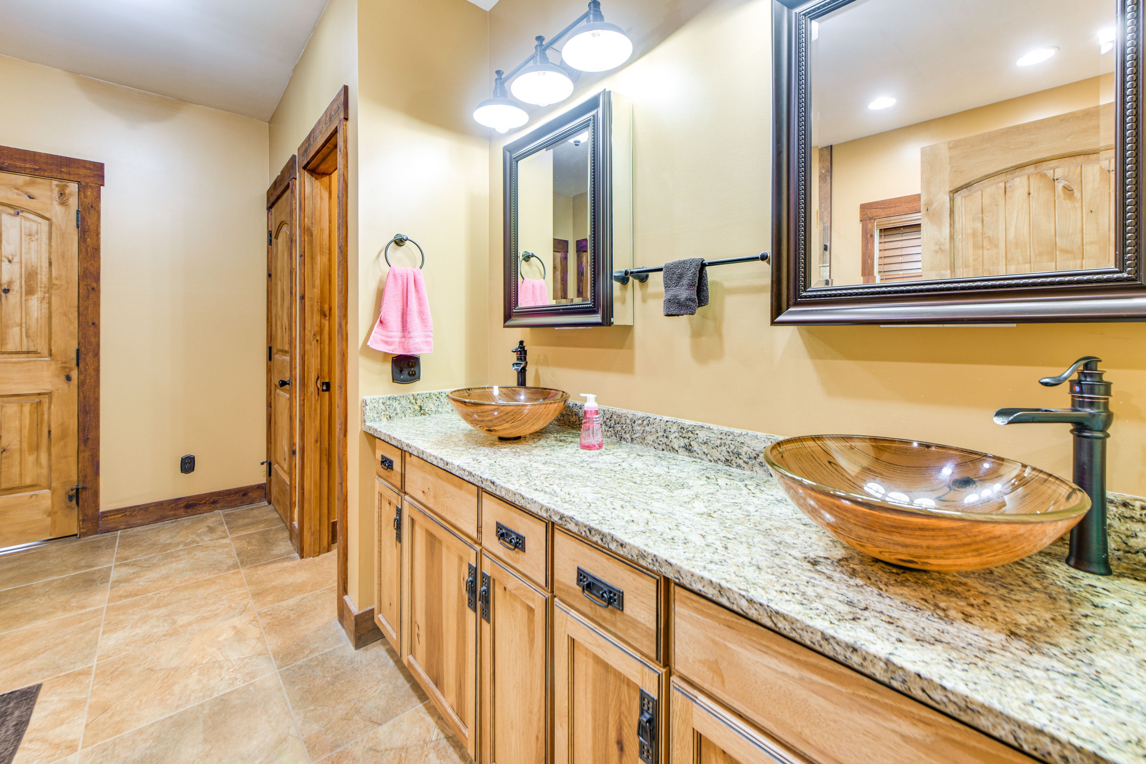 Full Bathroom | Towels Provided | 1st Floor