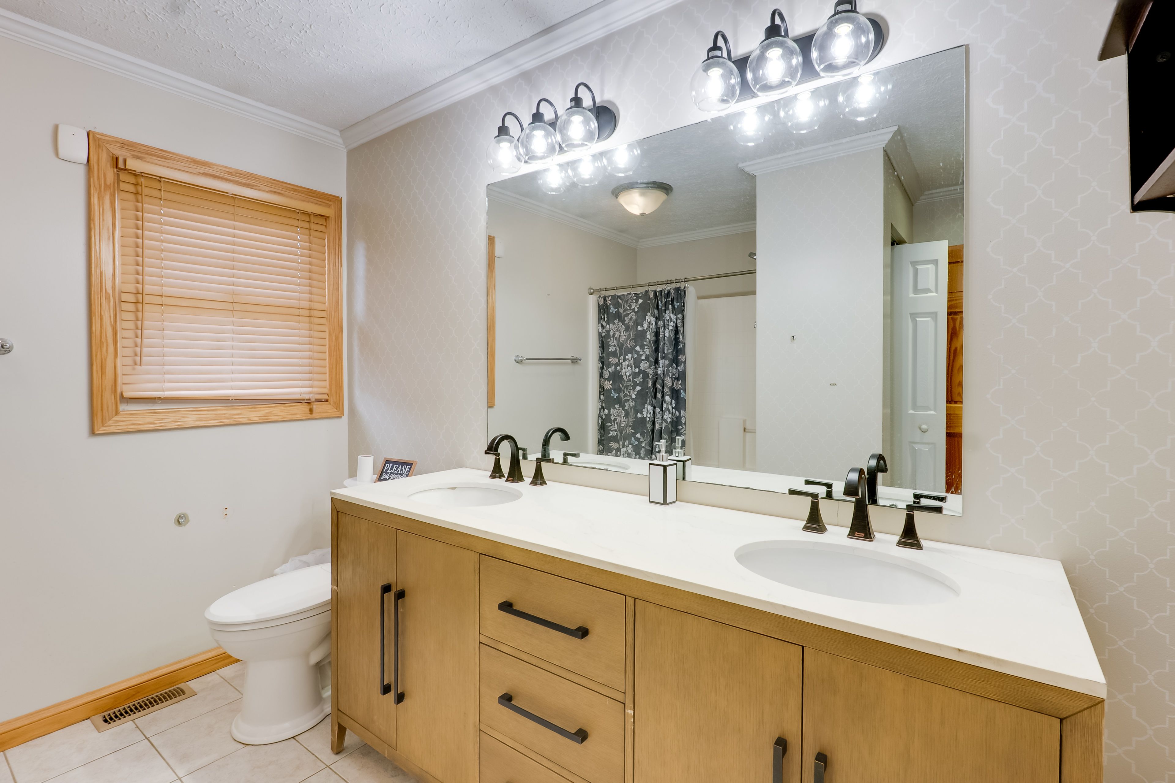 Full Bathroom | Main Level | Towels & Linens Provided