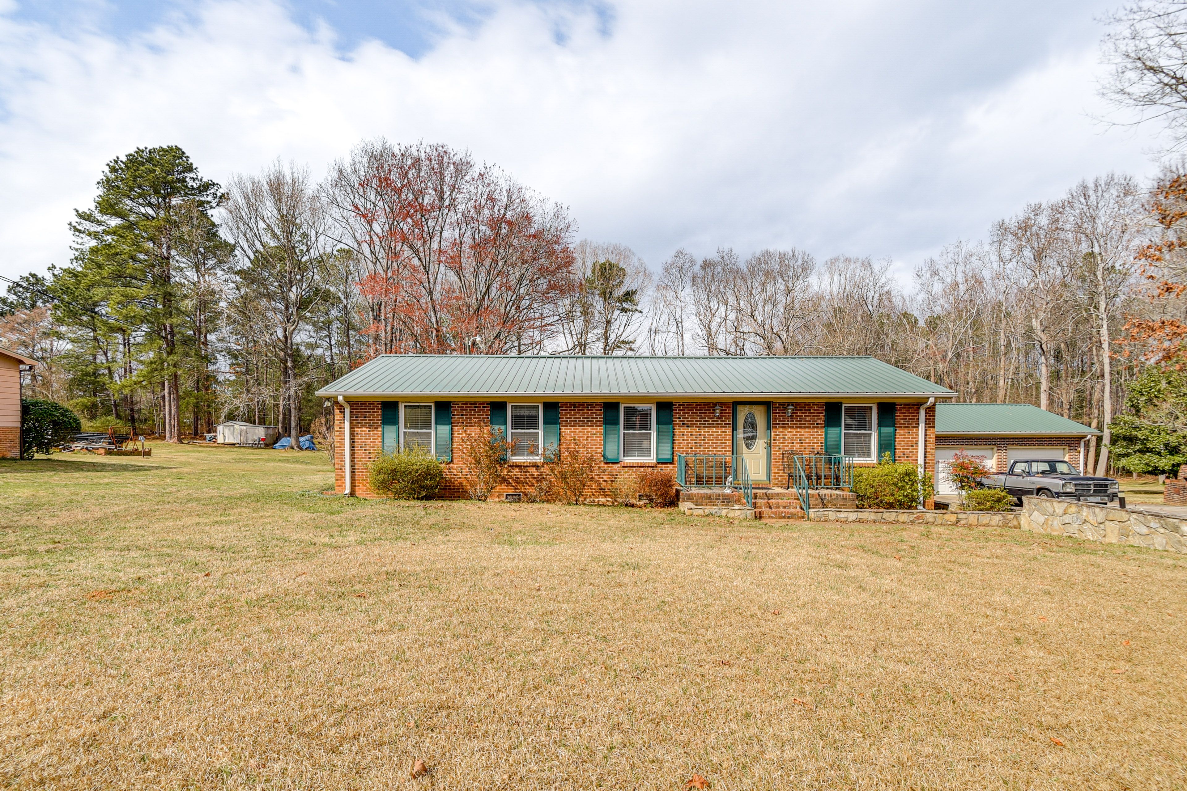 Warrenton Vacation Rental | 3BR | 1.5BA | 1,800 Sq Ft | Stairs Required