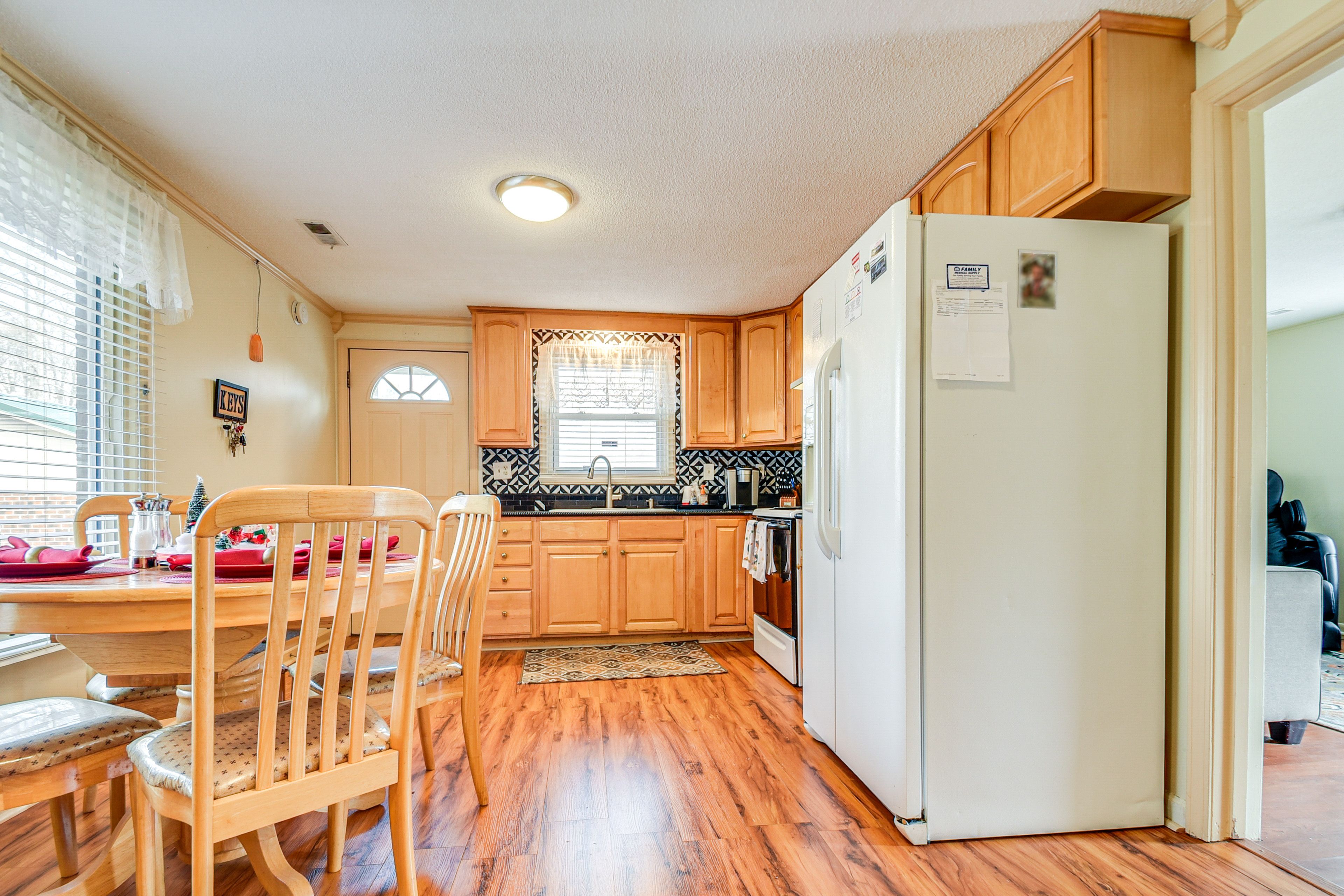 Dining Area & Kitchen