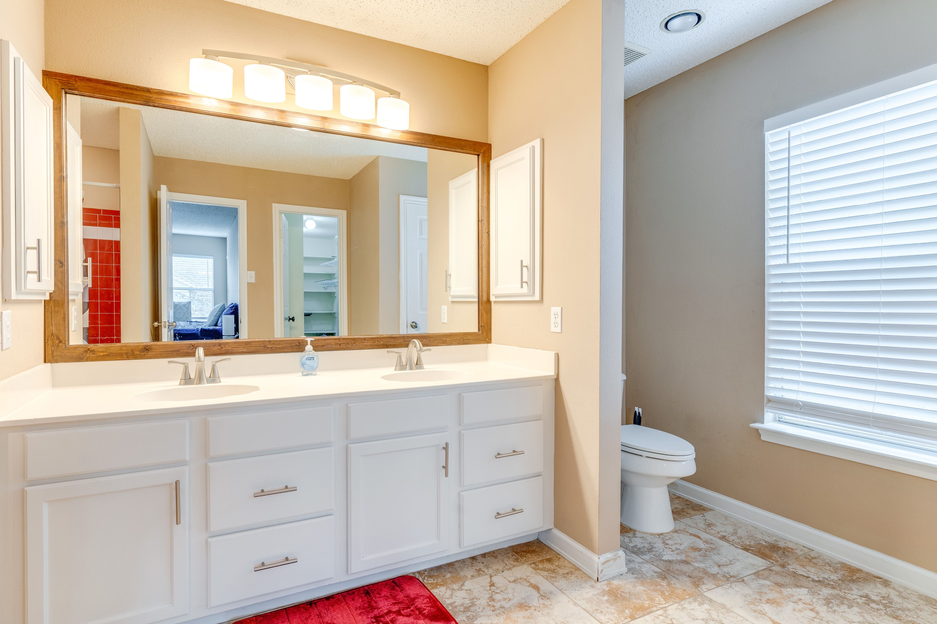 Full Bathroom | 2nd Floor | Towels Provided