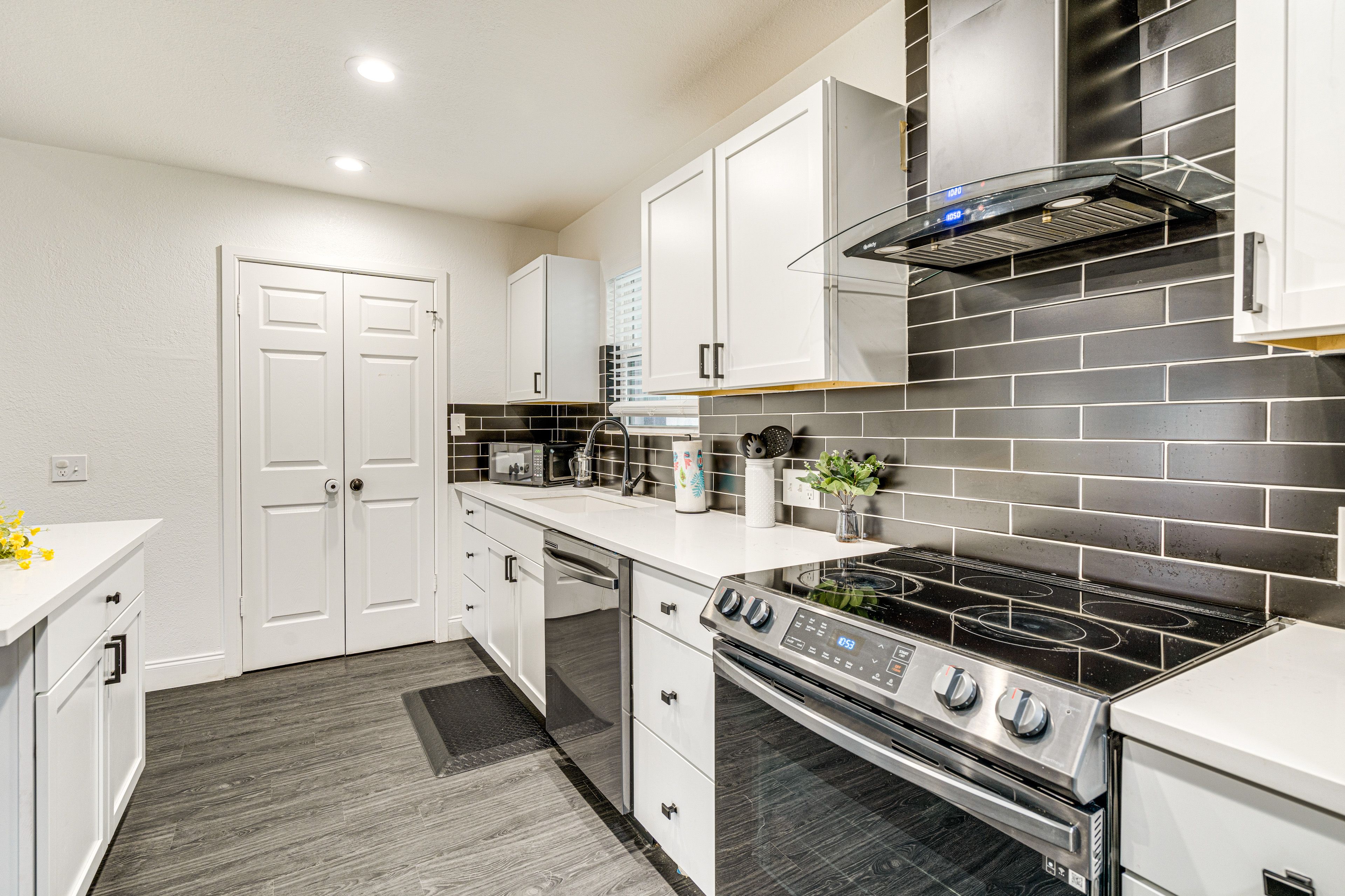 Kitchen | Refrigerator | Dishwasher | Dishware/Flatware