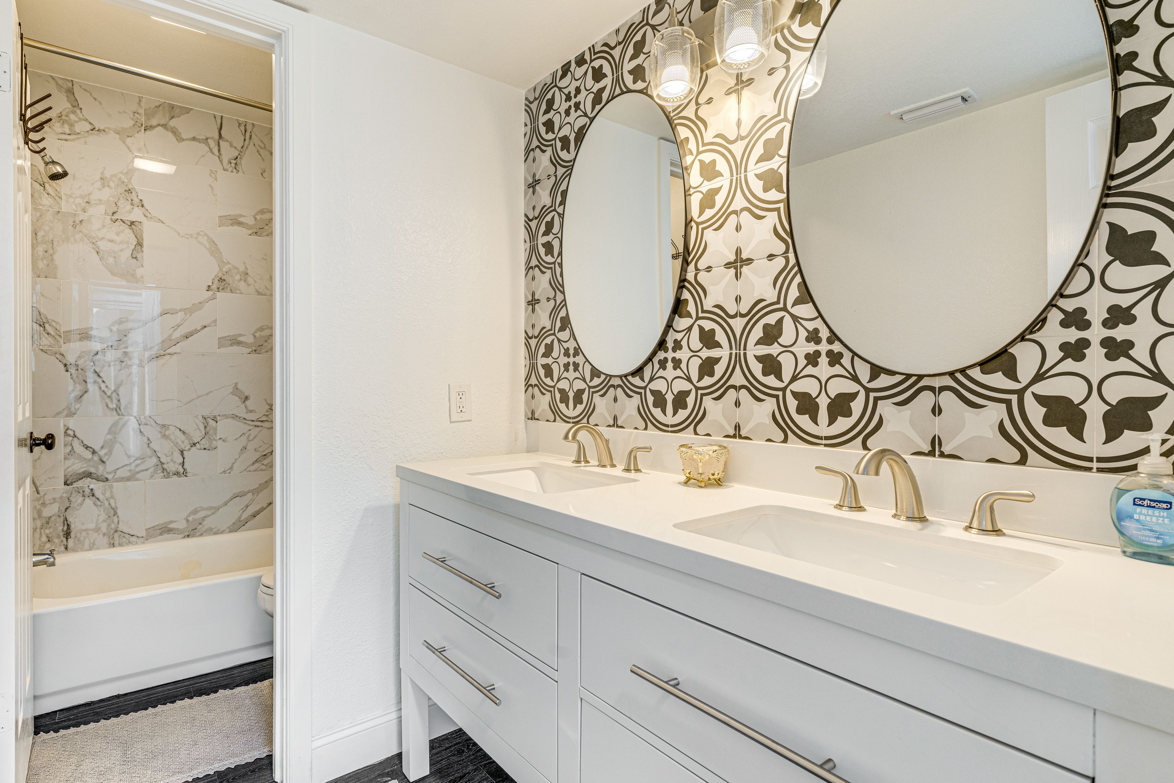Full Bathroom | Complimentary Toiletries
