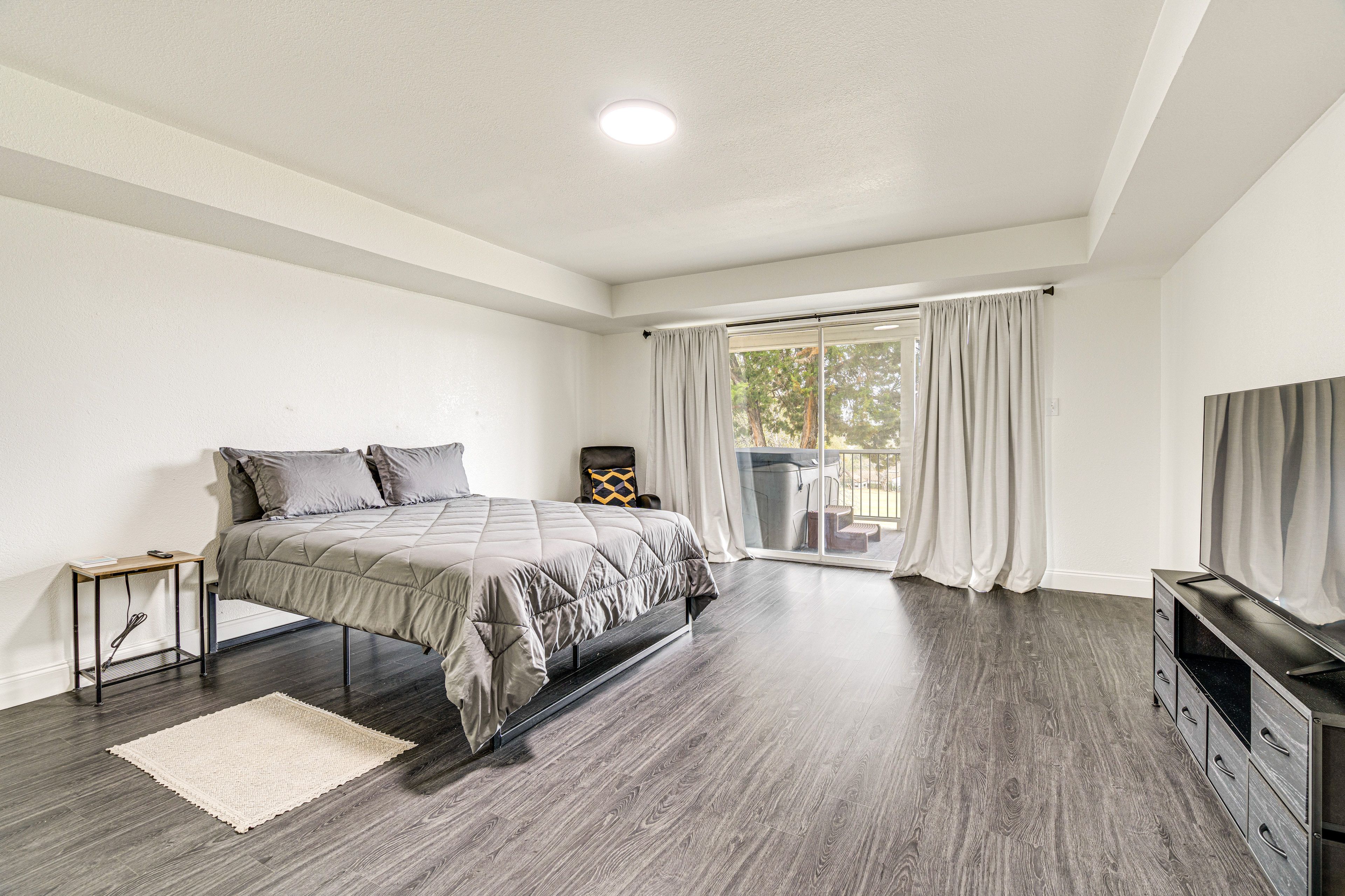 Bedroom 1 | King Bed | Smart TV