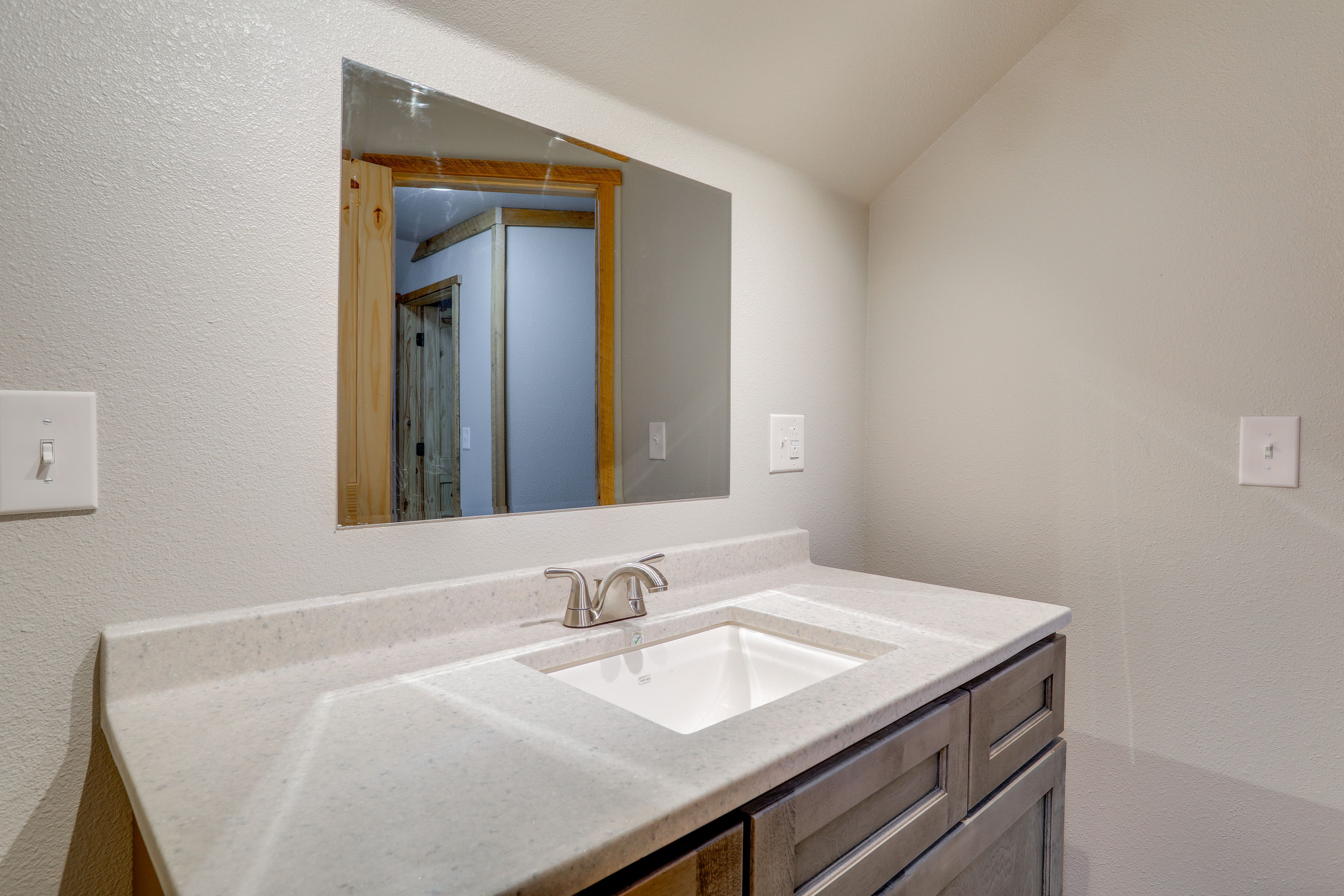 Bathroom | 2nd Floor