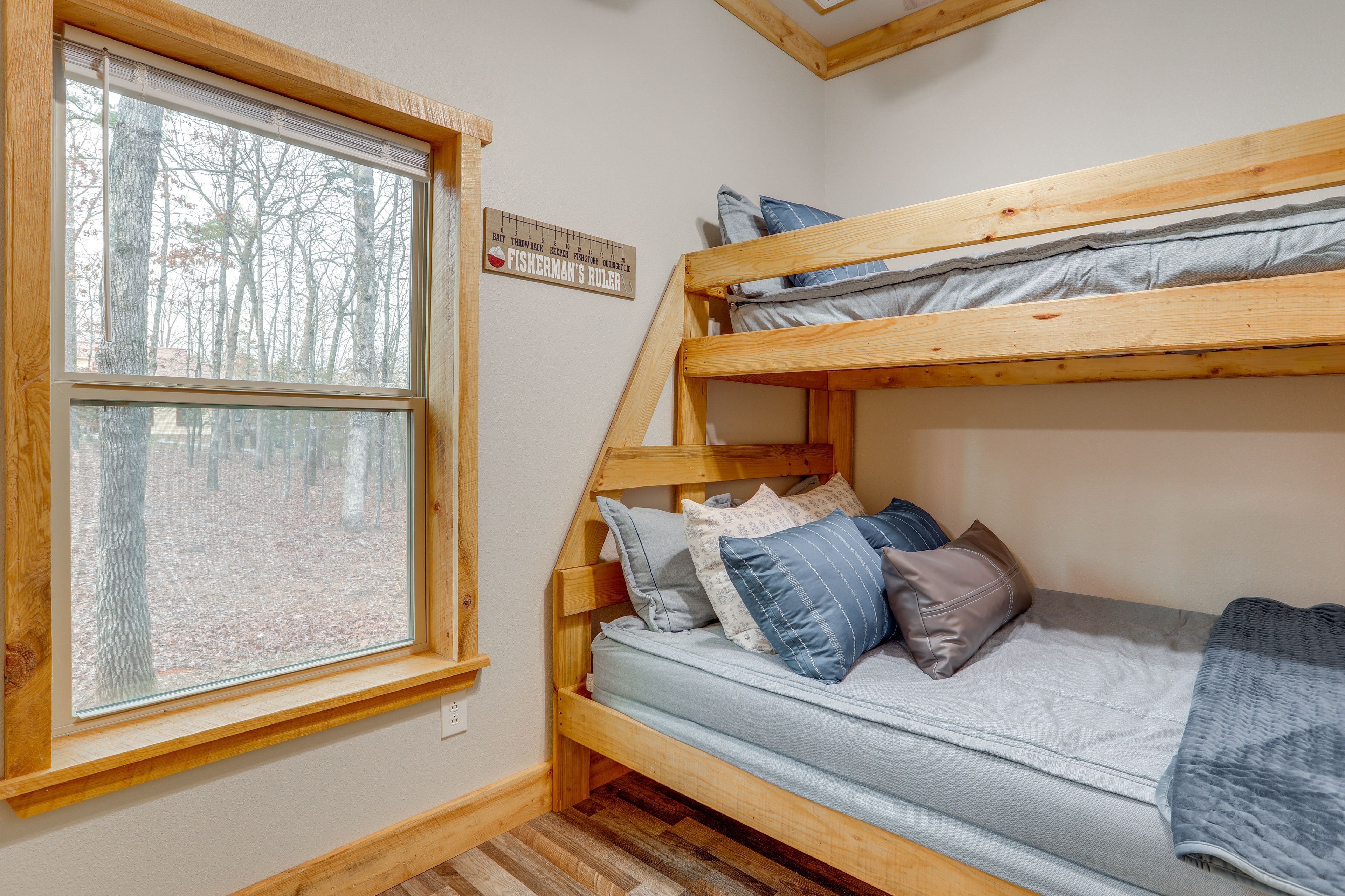 Bedroom 2 | Twin/Queen Bunk Bed | 1st Floor