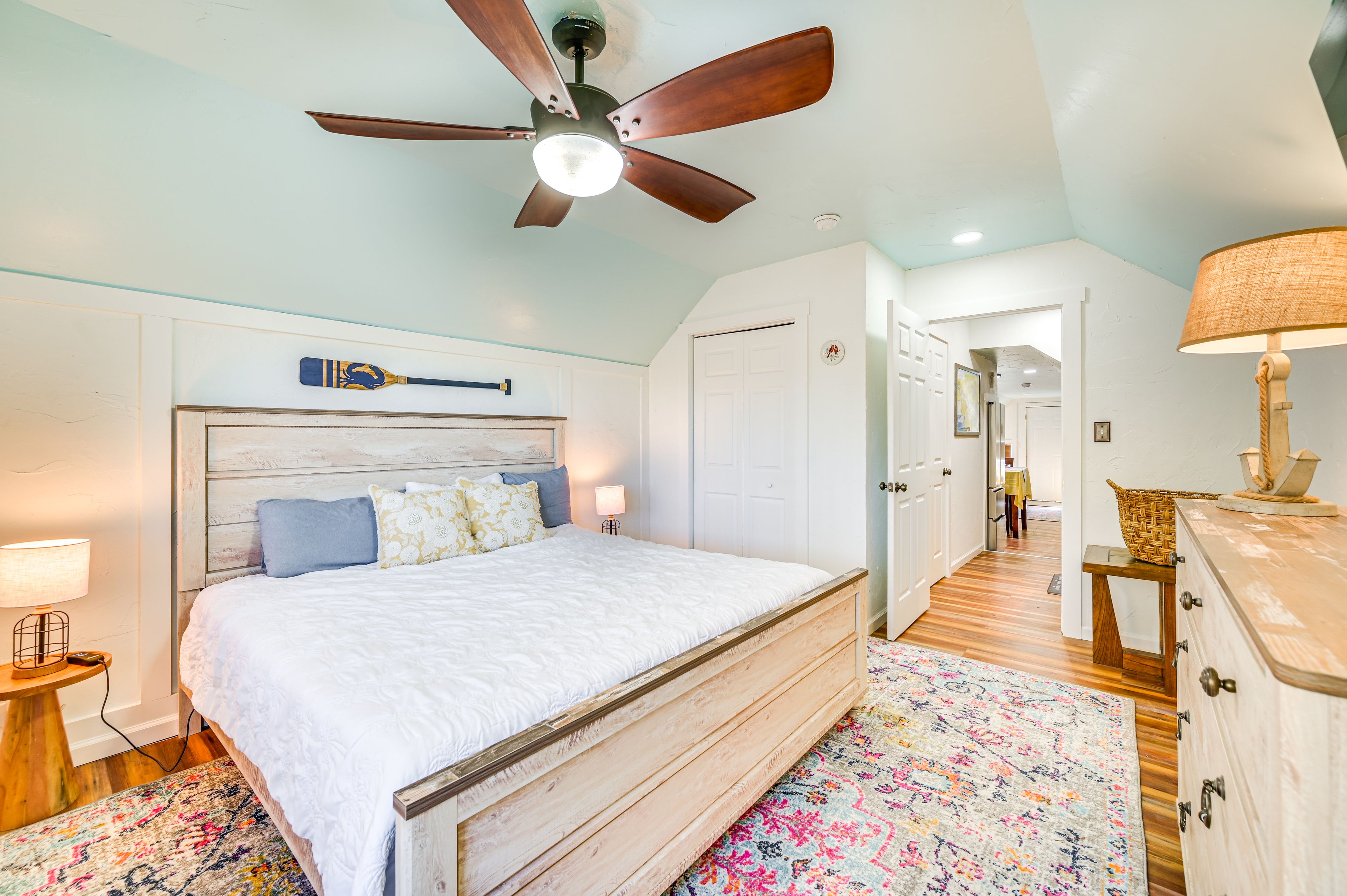 Bedroom | King Bed | Linens Provided