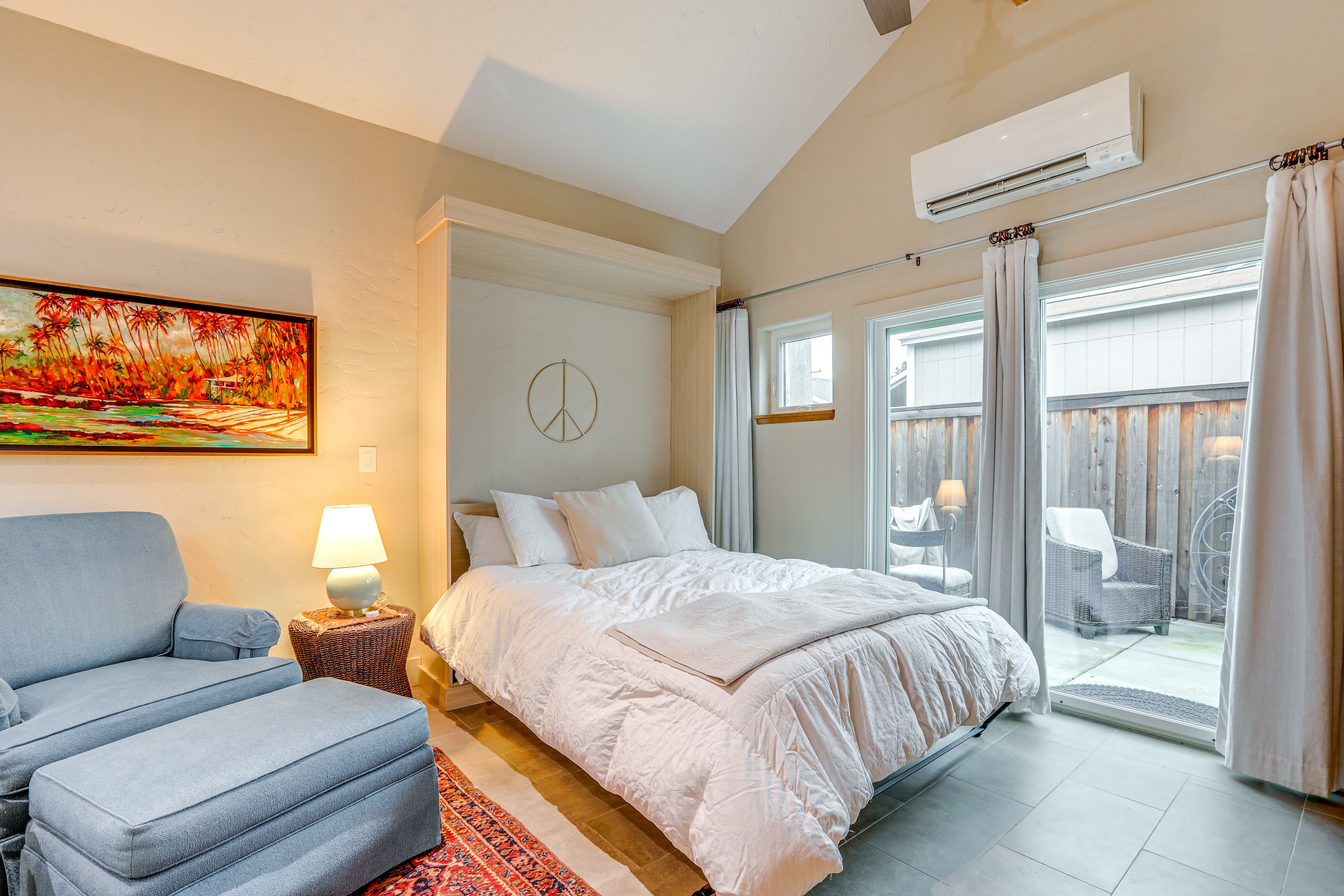 Studio | Queen Murphy Bed | Linens Provided