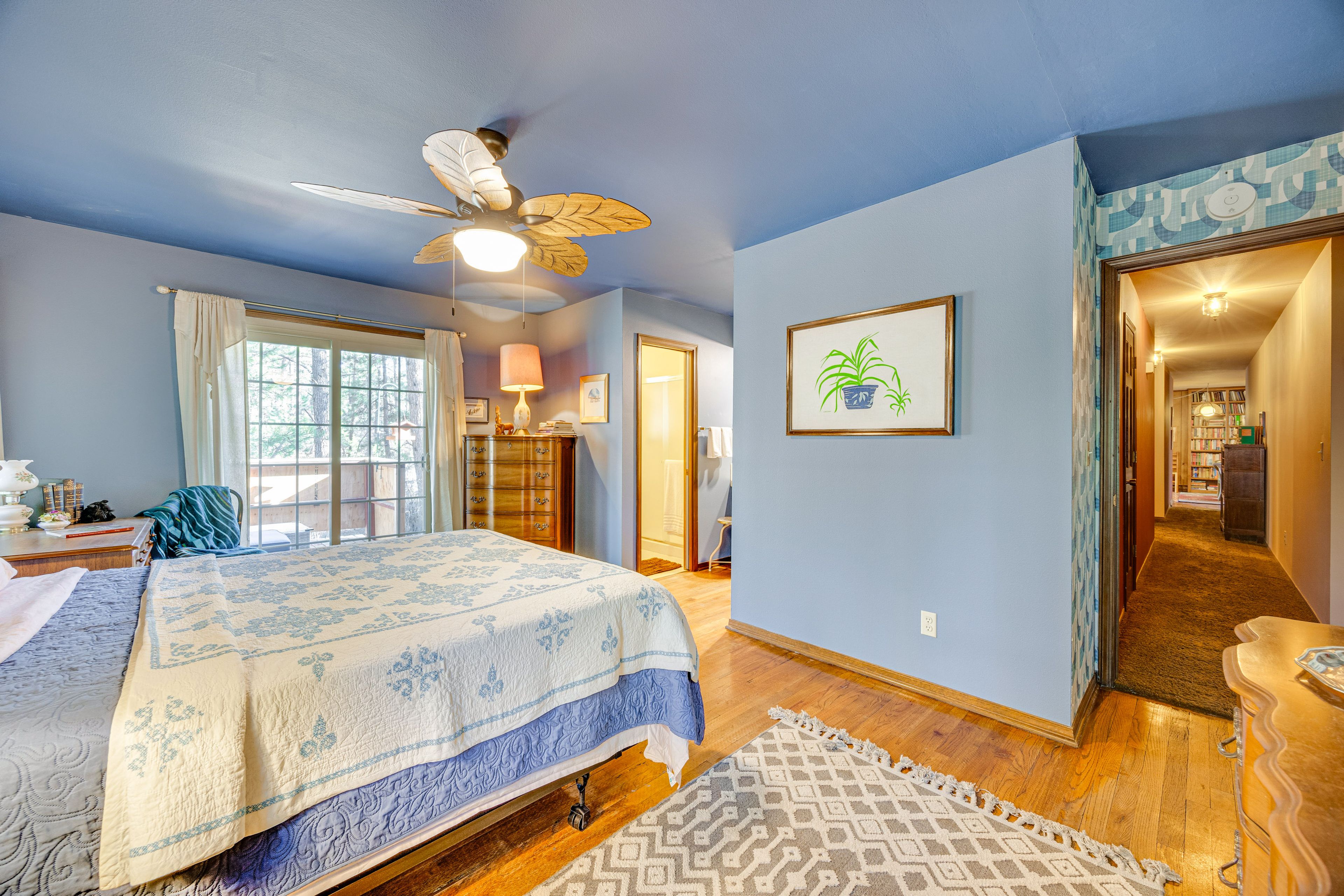 Bedroom 1 | Queen Bed | 1st Floor | En-Suite Bathroom