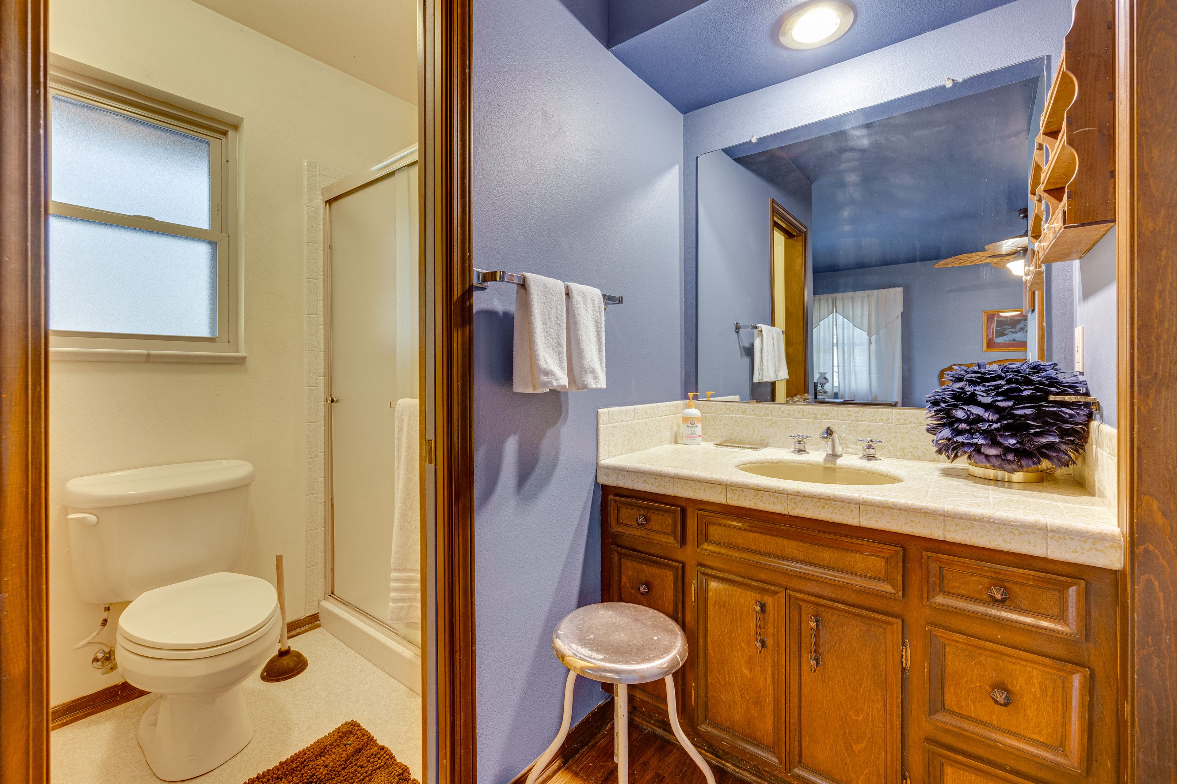 Full Bathroom | 1st Floor | Towels Provided