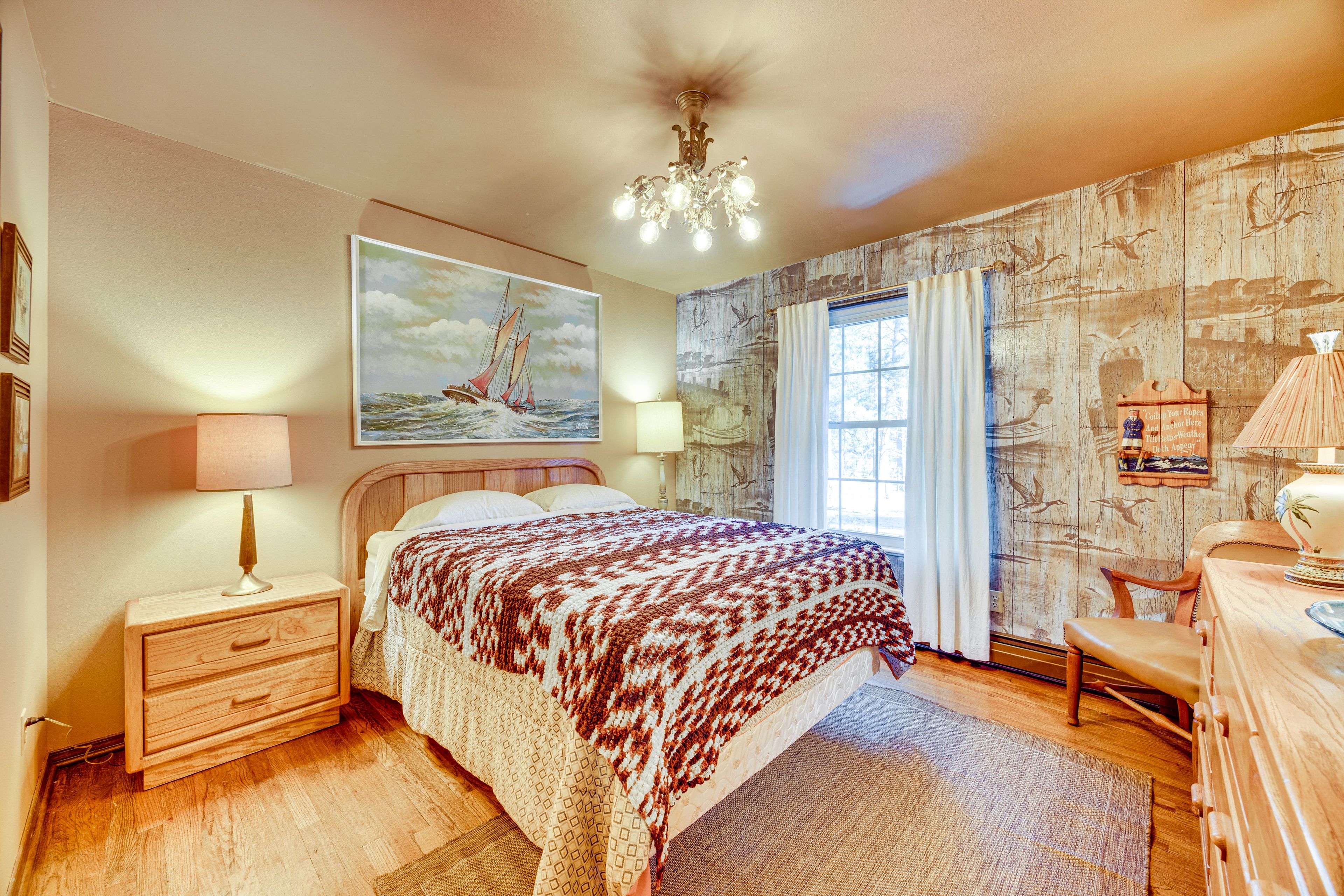 Bedroom 2 | Queen Bed | 1st Floor | Linens Provided