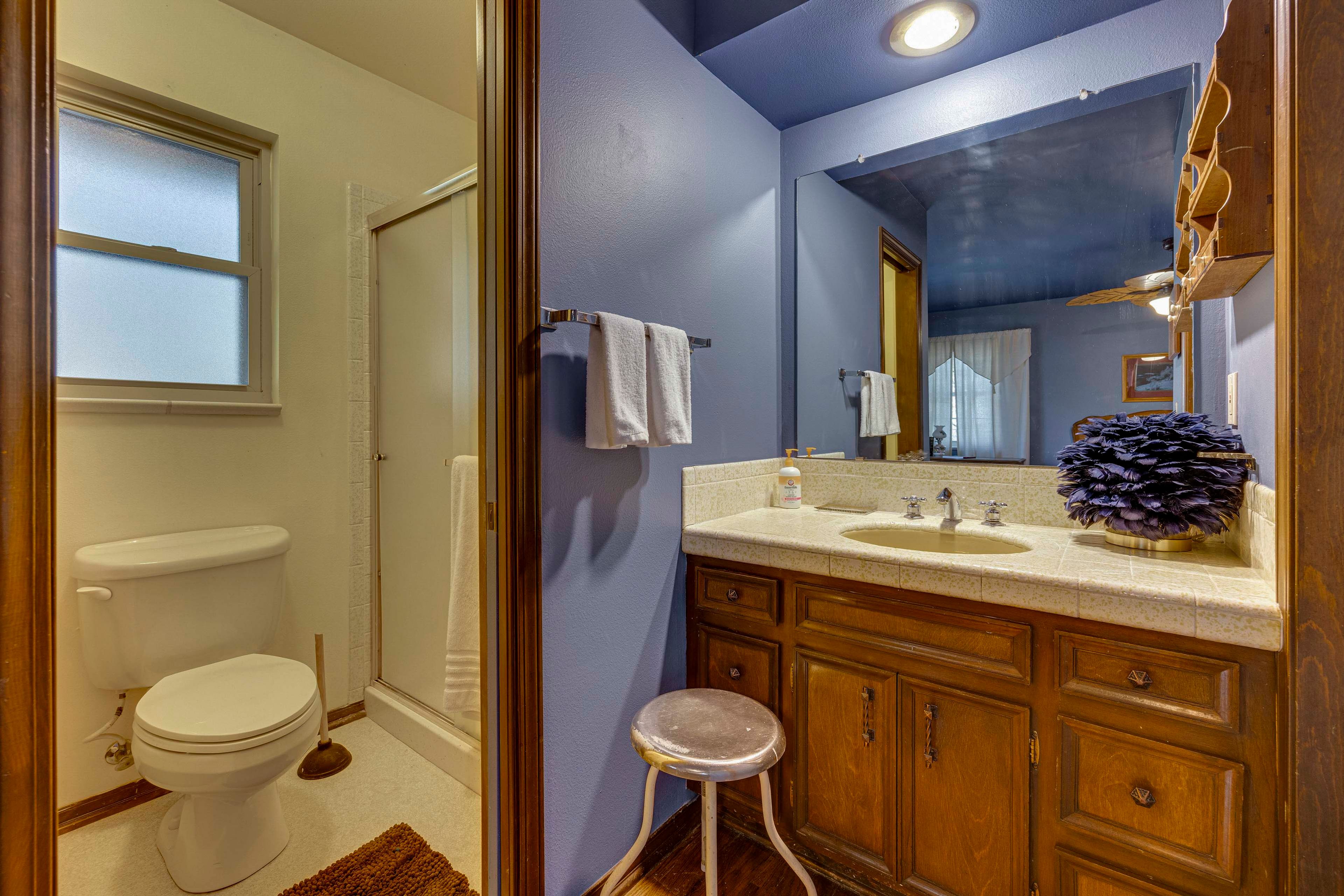 Full Bathroom | 1st Floor | Towels Provided