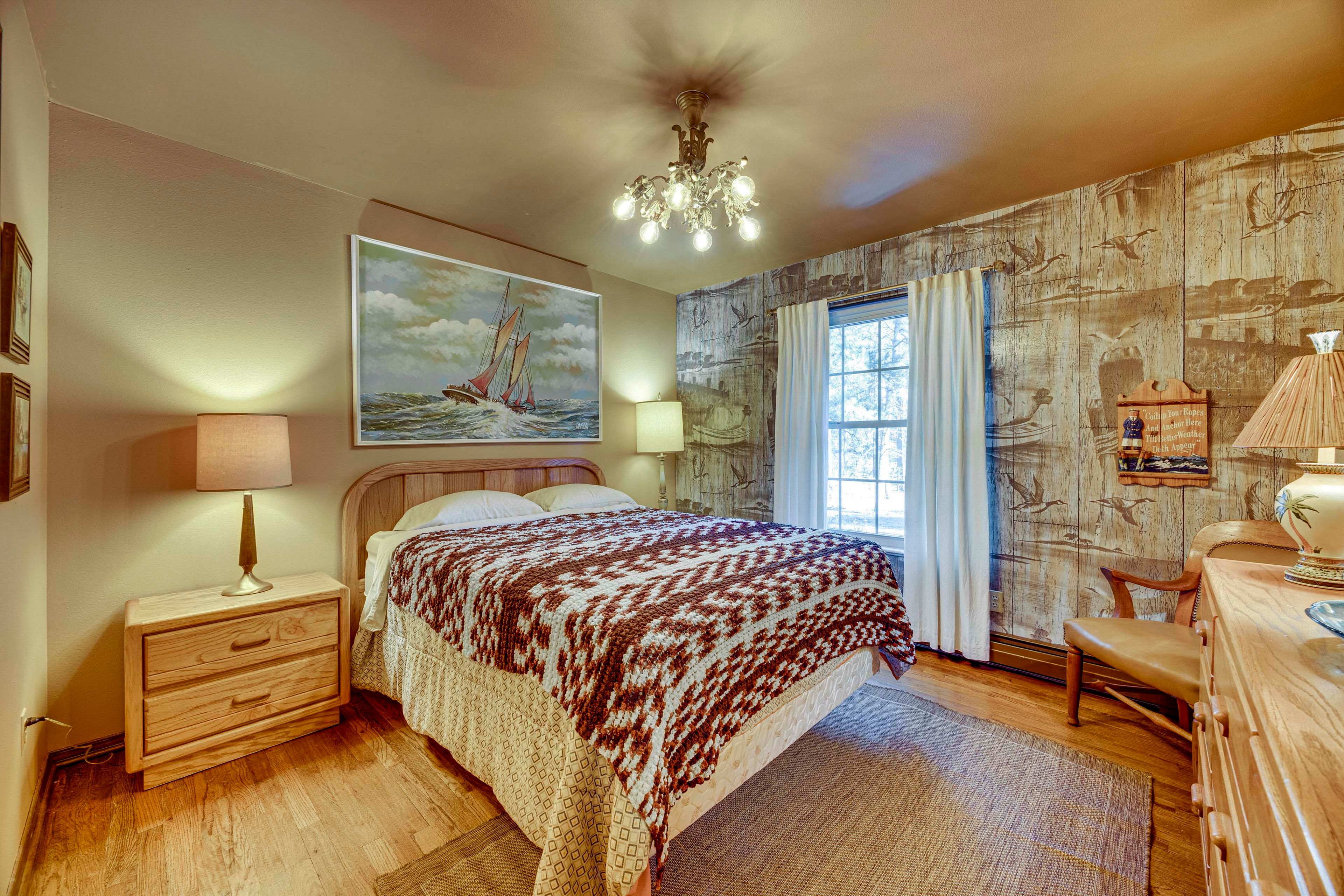 Bedroom 2 | Queen Bed | 1st Floor | Linens Provided