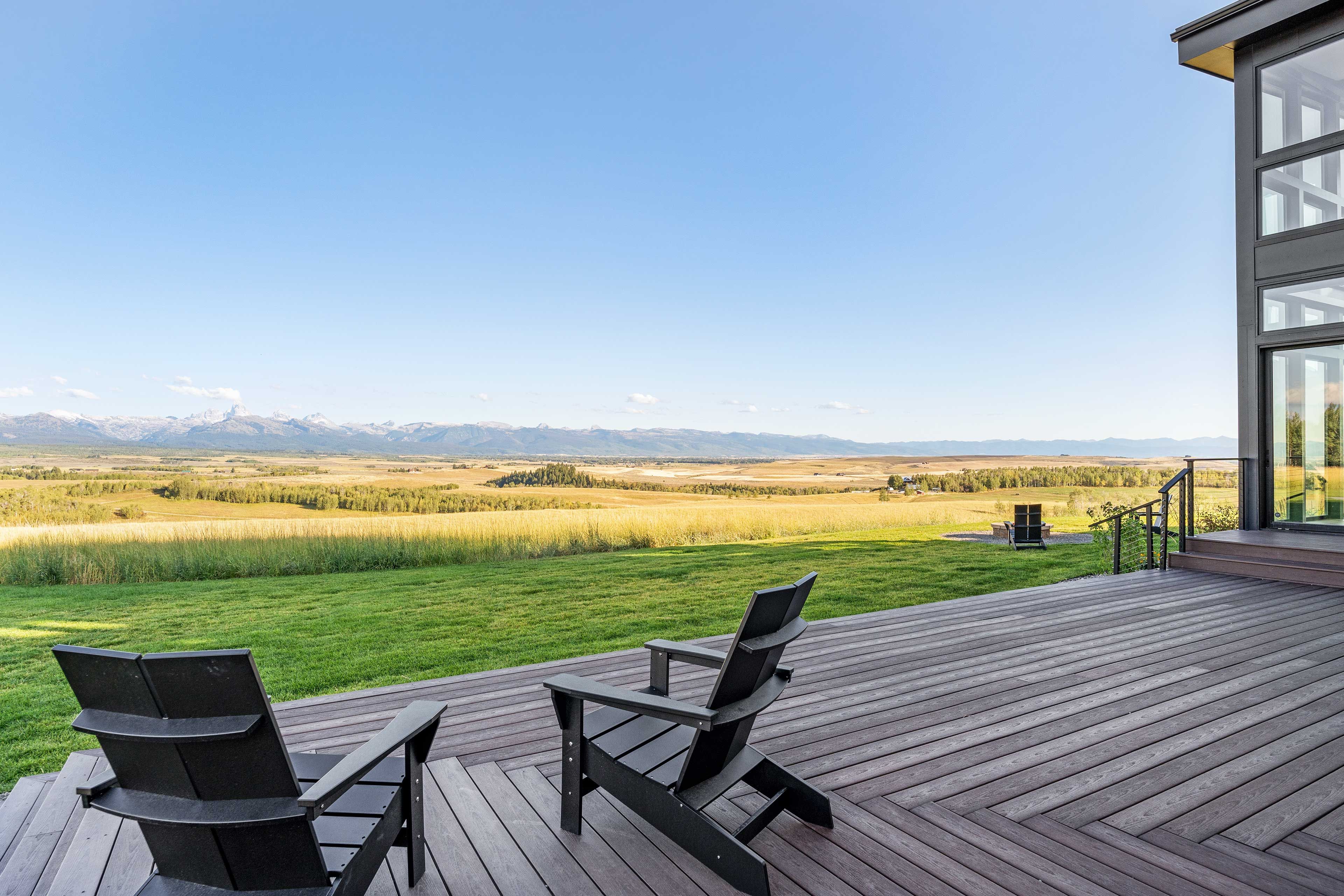 Deck w/ Seating
