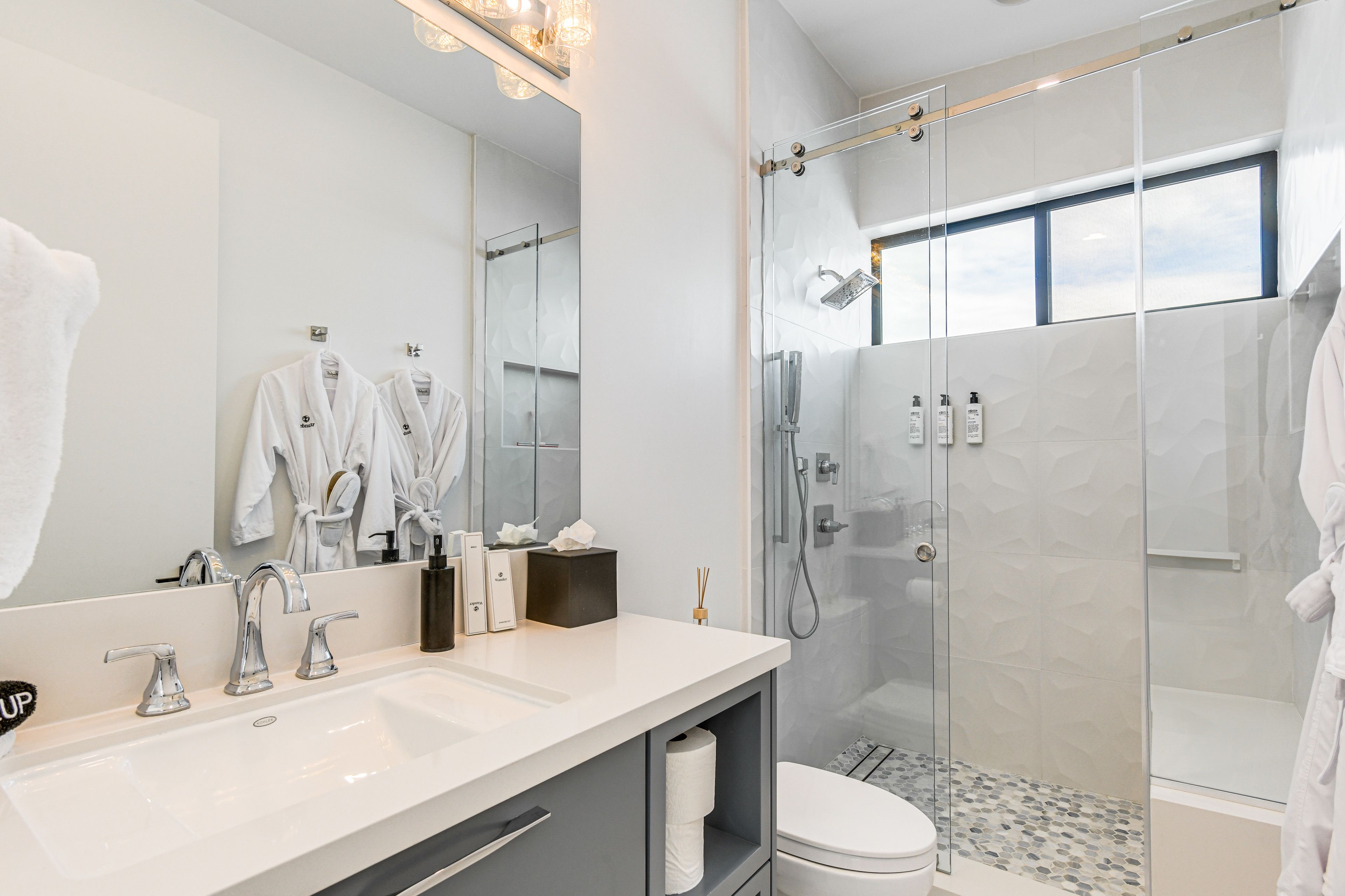 Full Bathroom | 1st Floor | Towels Provided