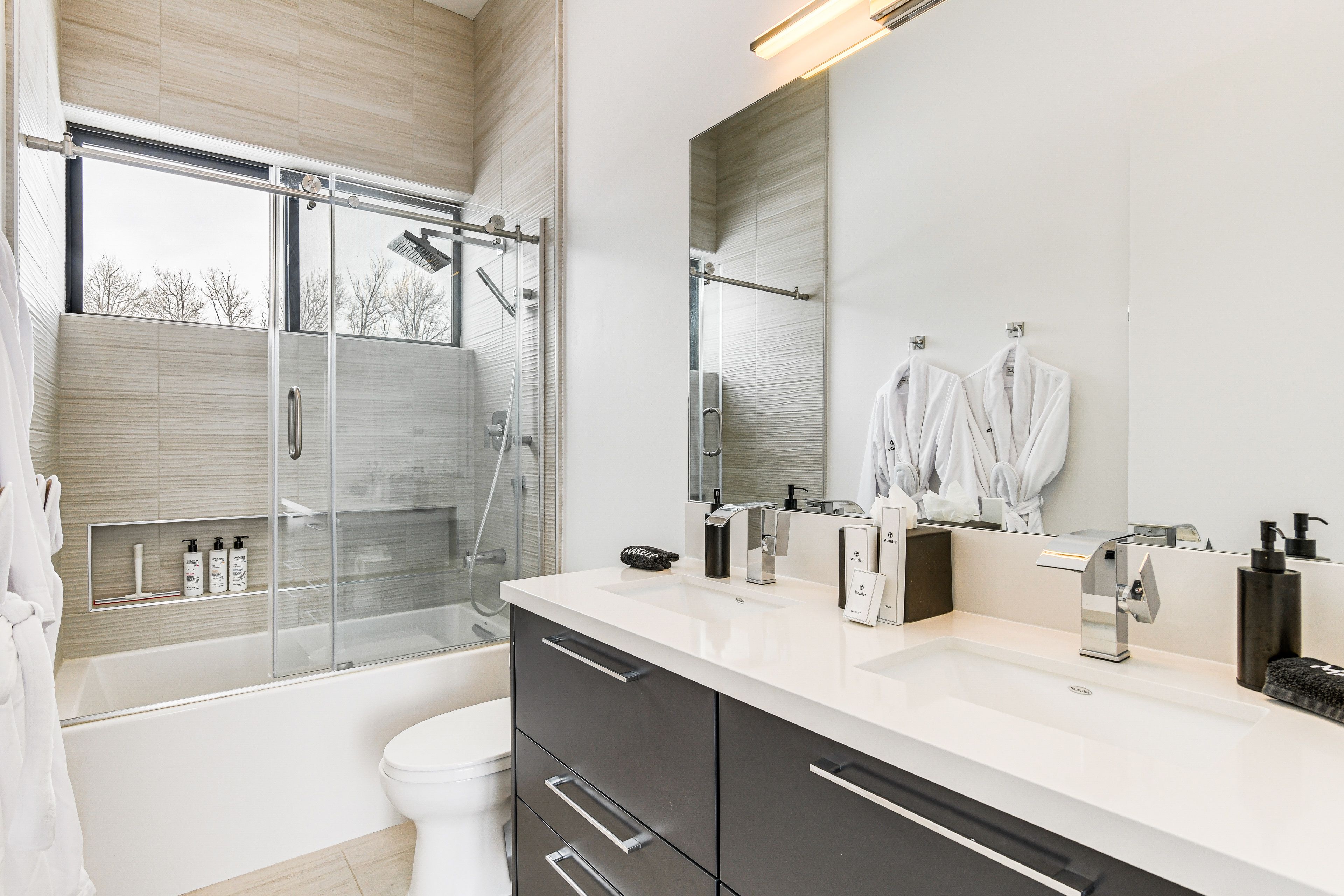 Full Bathroom | 1st Floor | Complimentary Toiletries