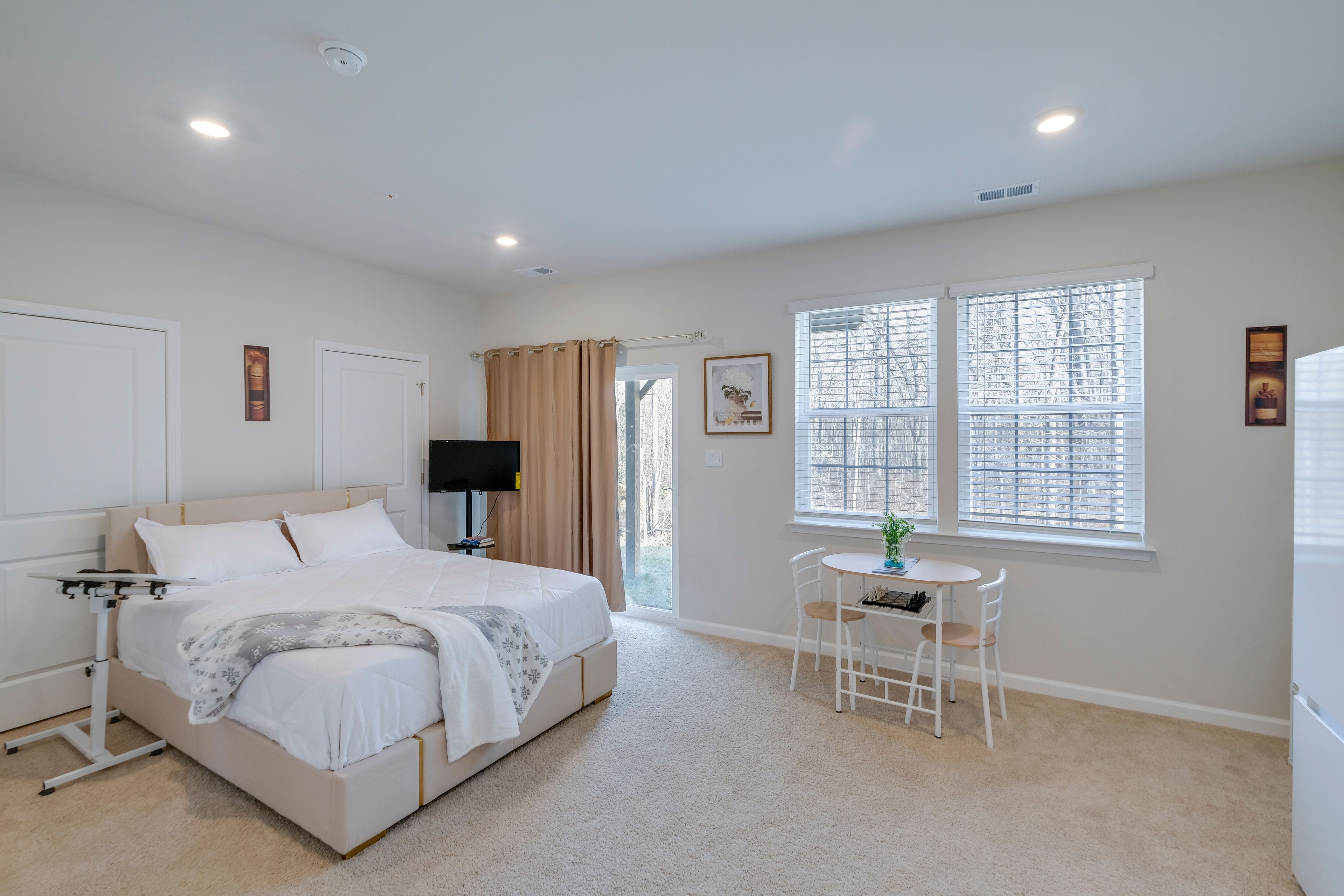 Studio | Queen Bed | Central A/C & Heating | Smart TV