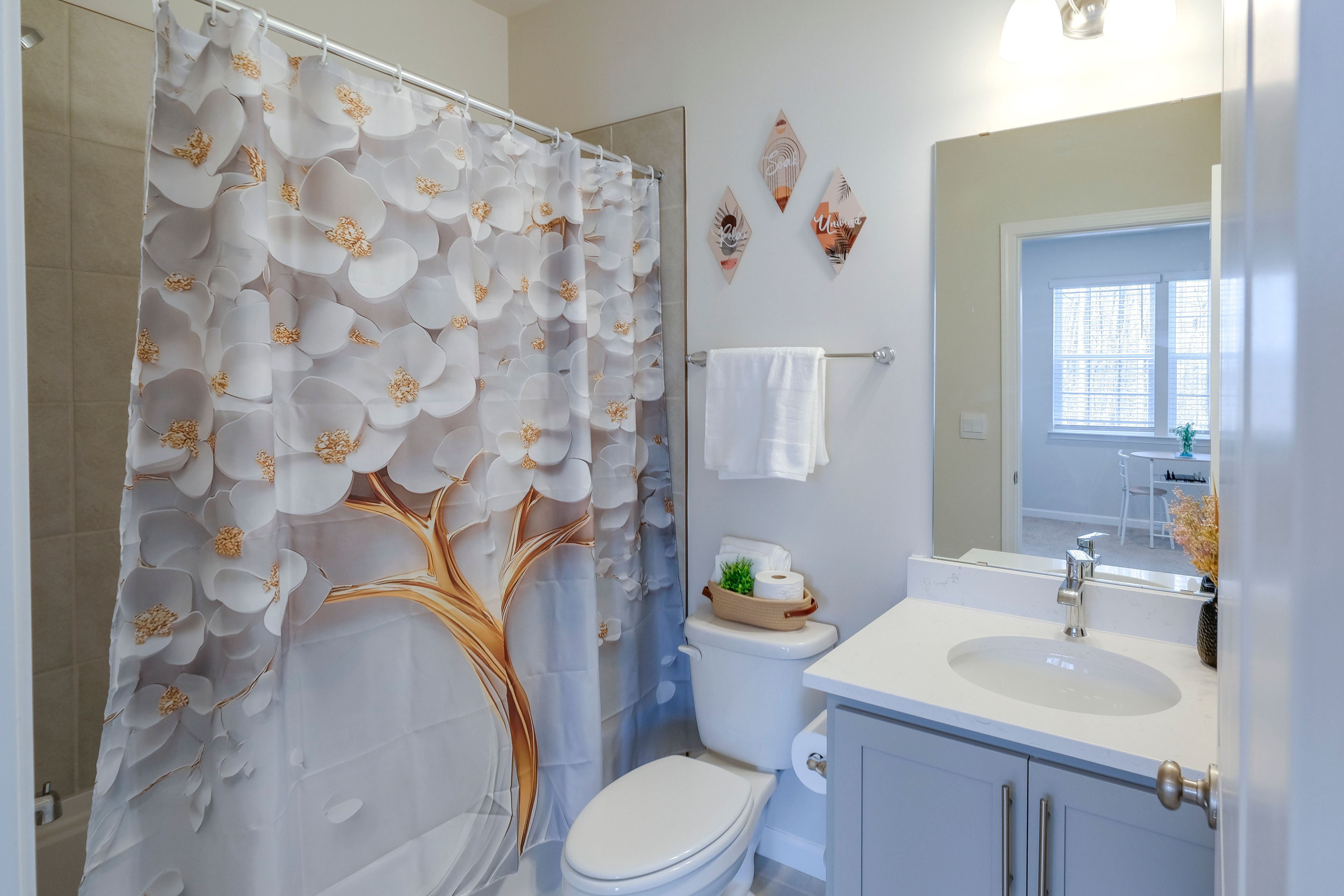 Full Bathroom | Towels Provided