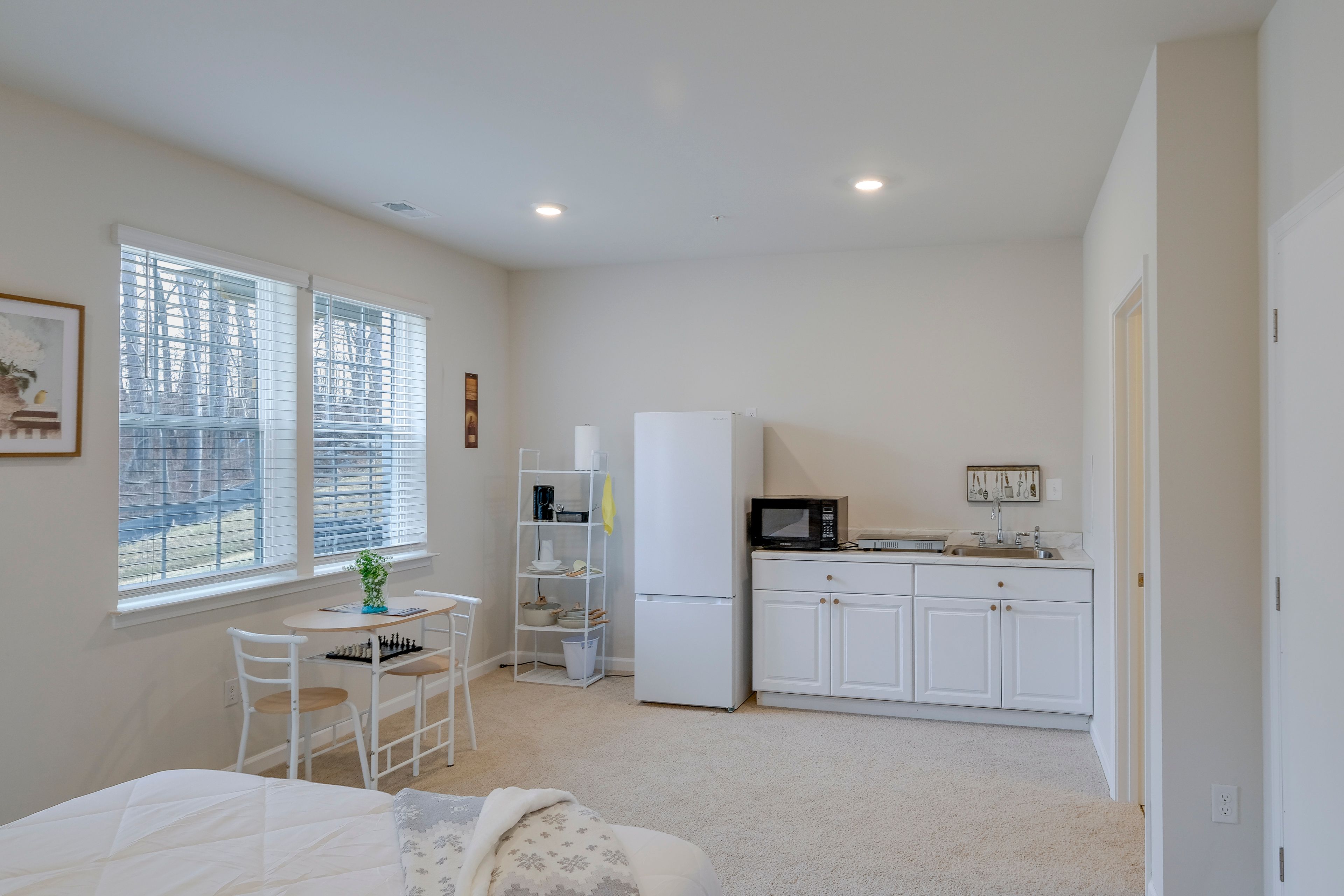 Dining Area/Kitchenette | Drip Coffee Maker | Hot Plate | Microwave
