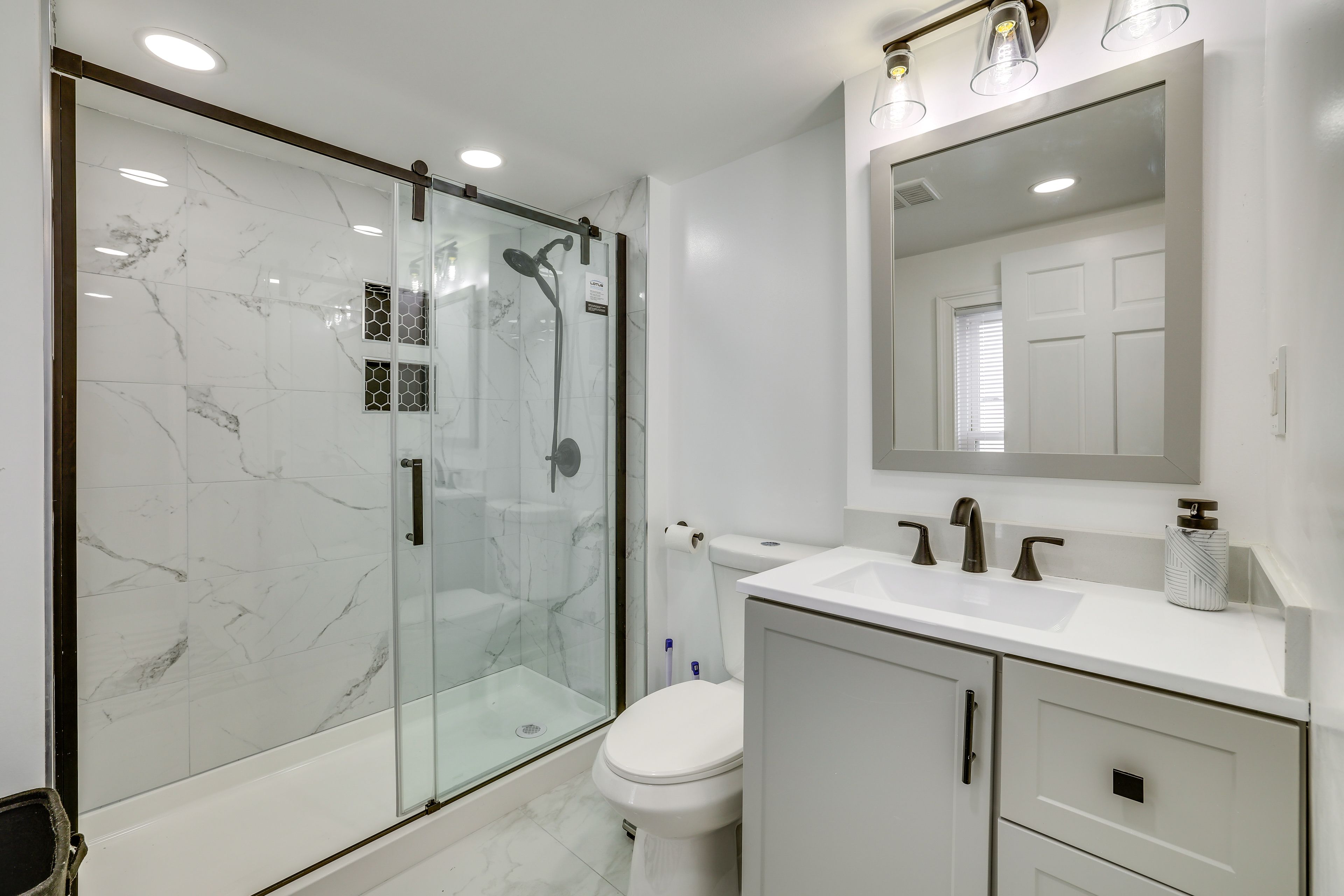 Full Bathroom | Towels Provided