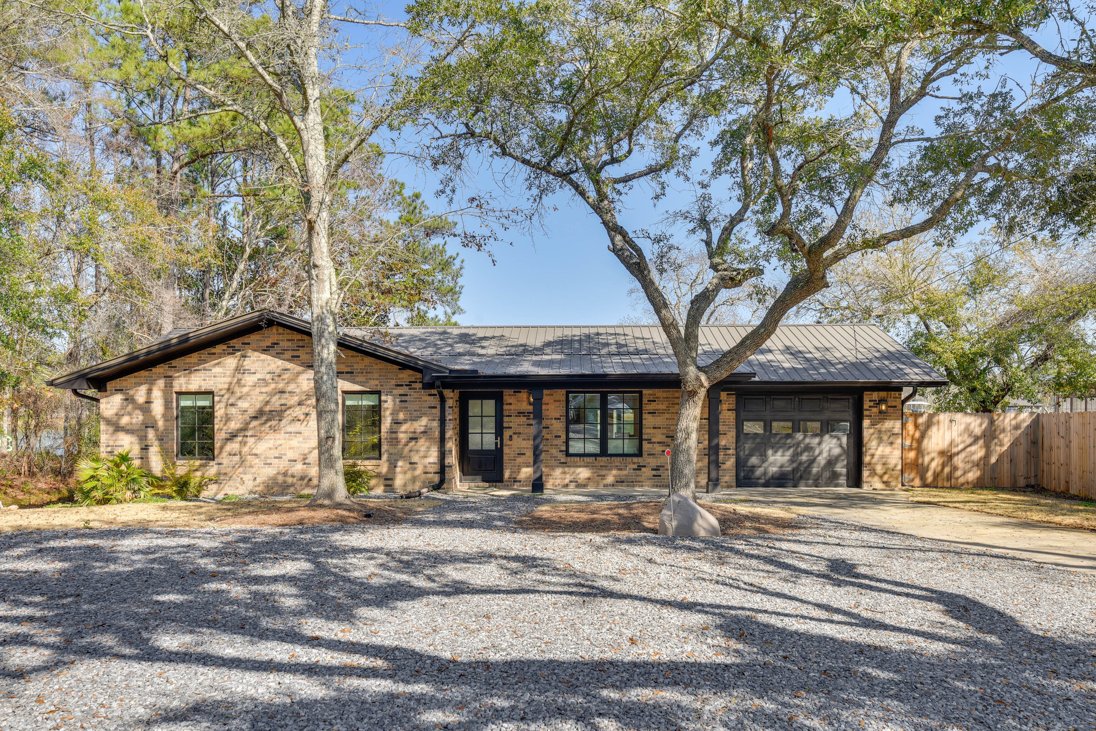 Property Exterior | Driveway (3 Vehicles)