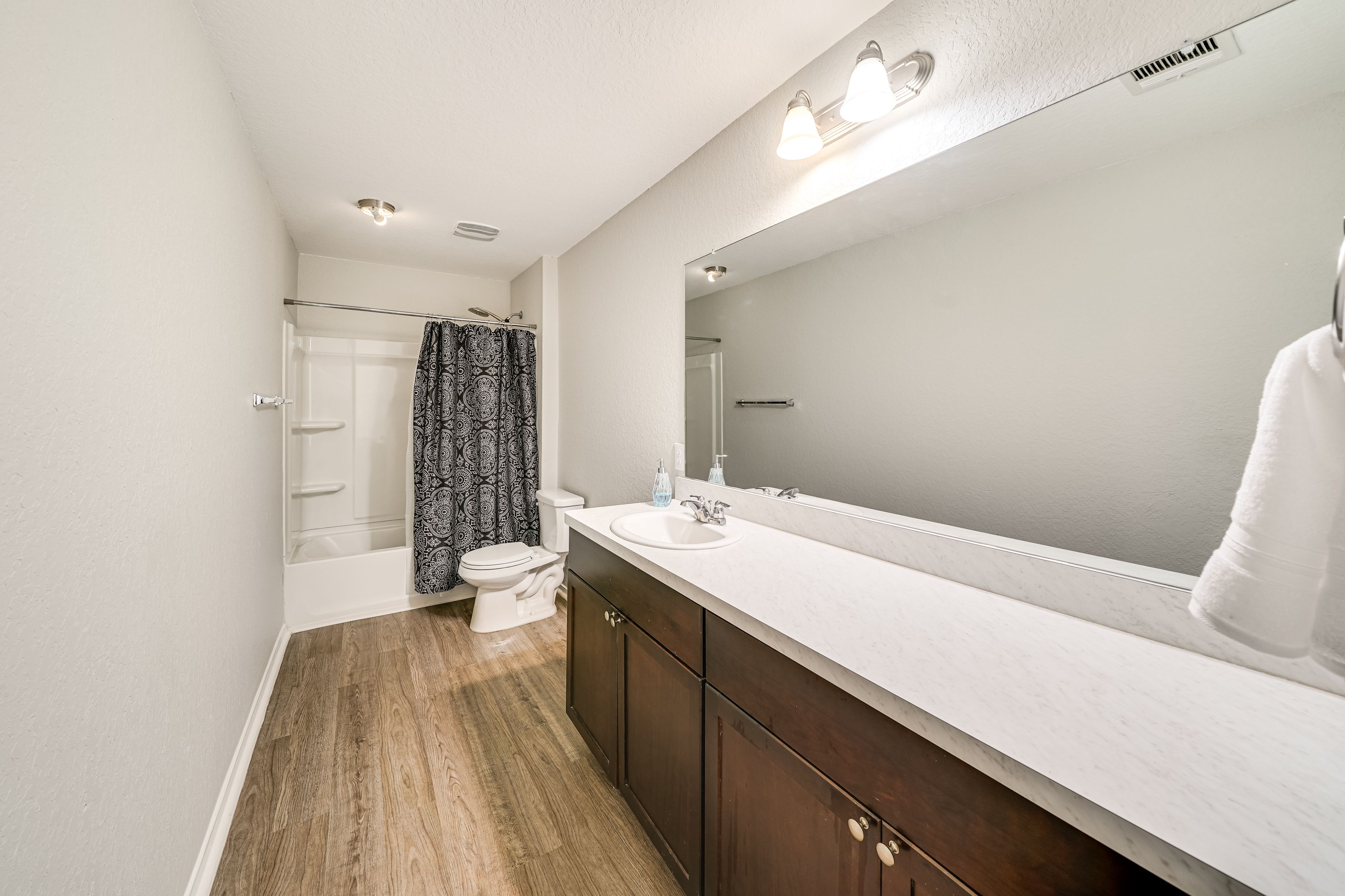 Full Bathroom | Towels Provided