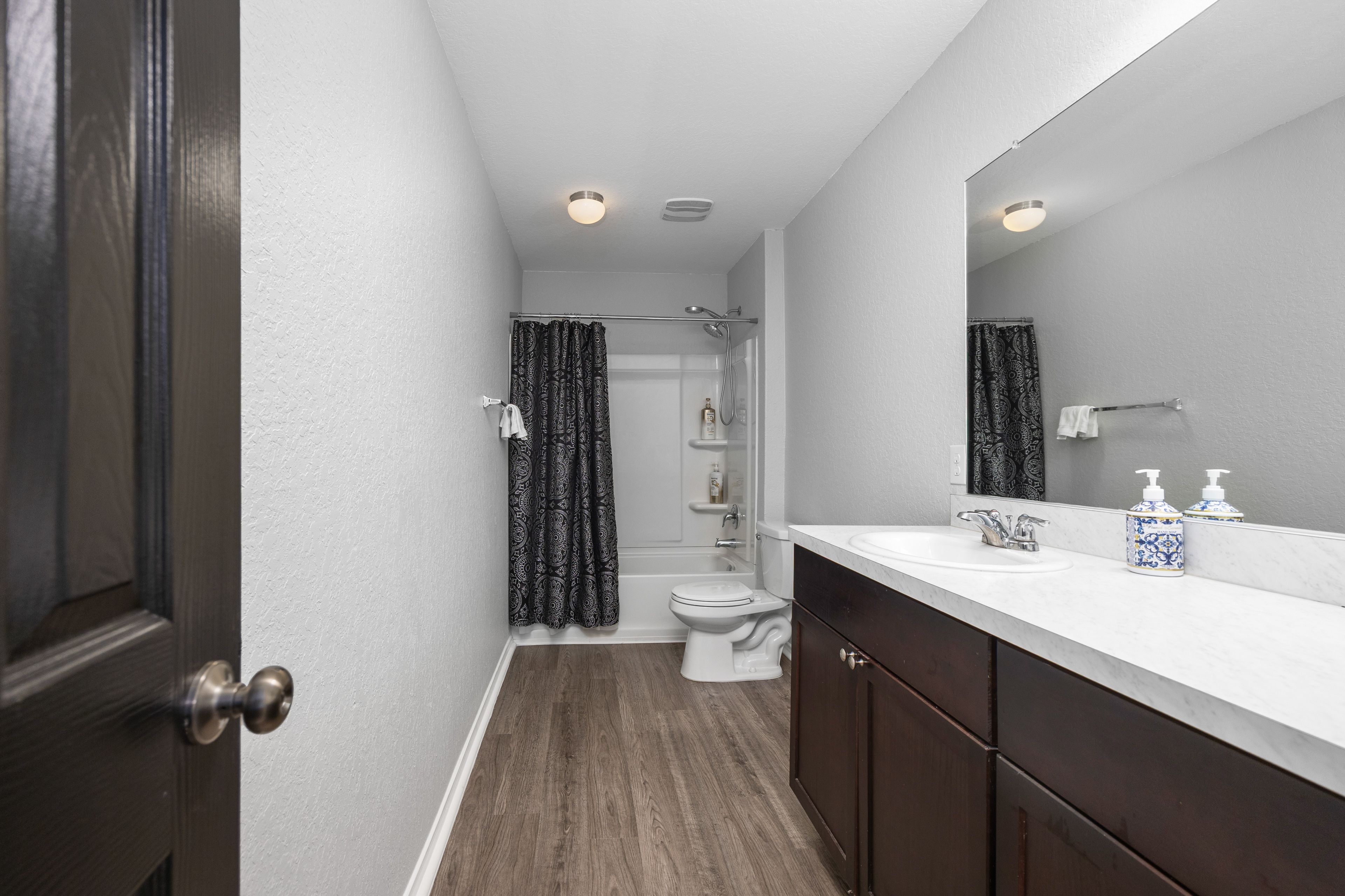 Full Bathroom | Towels Provided