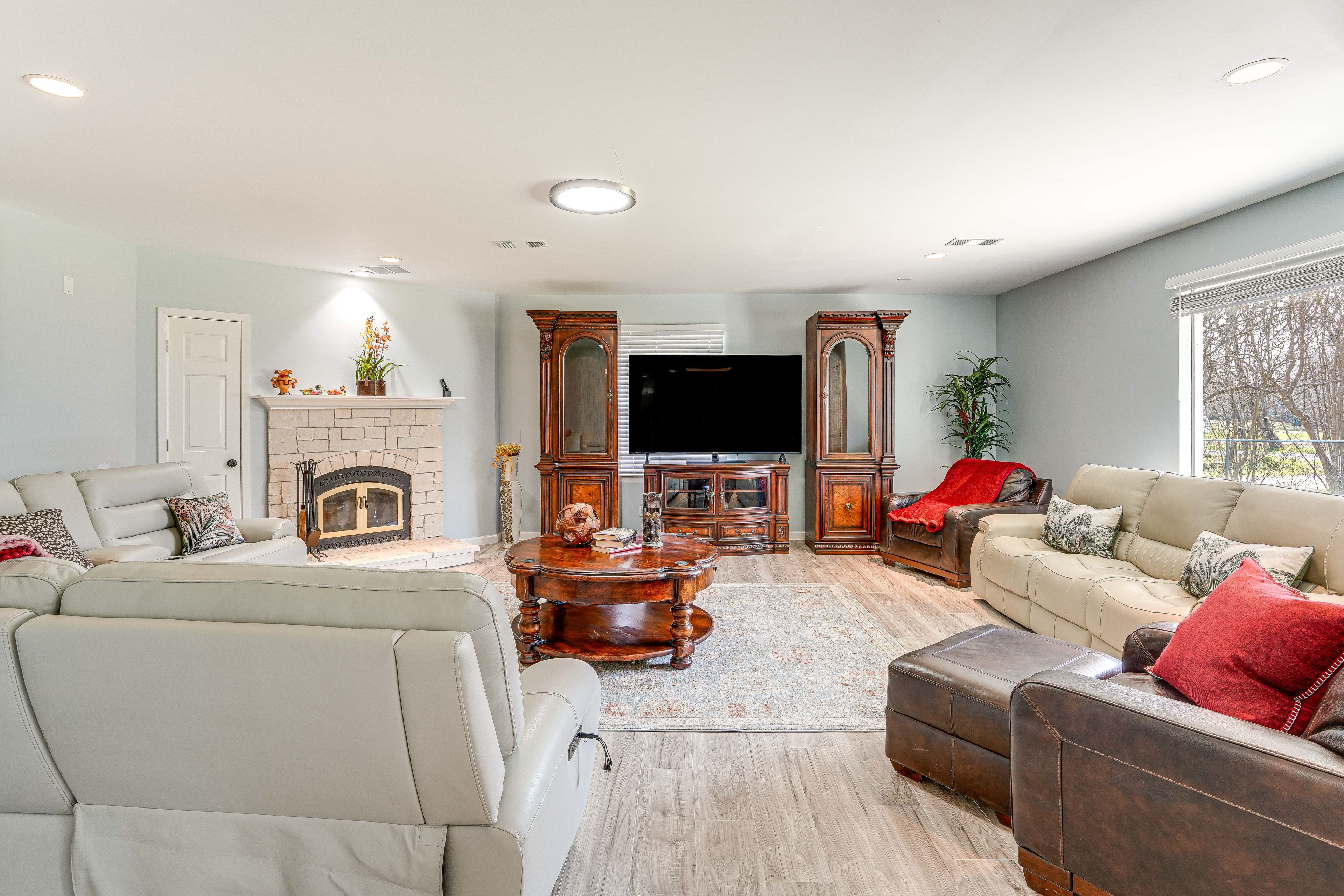 Living Room | Smart TV | Fireplace