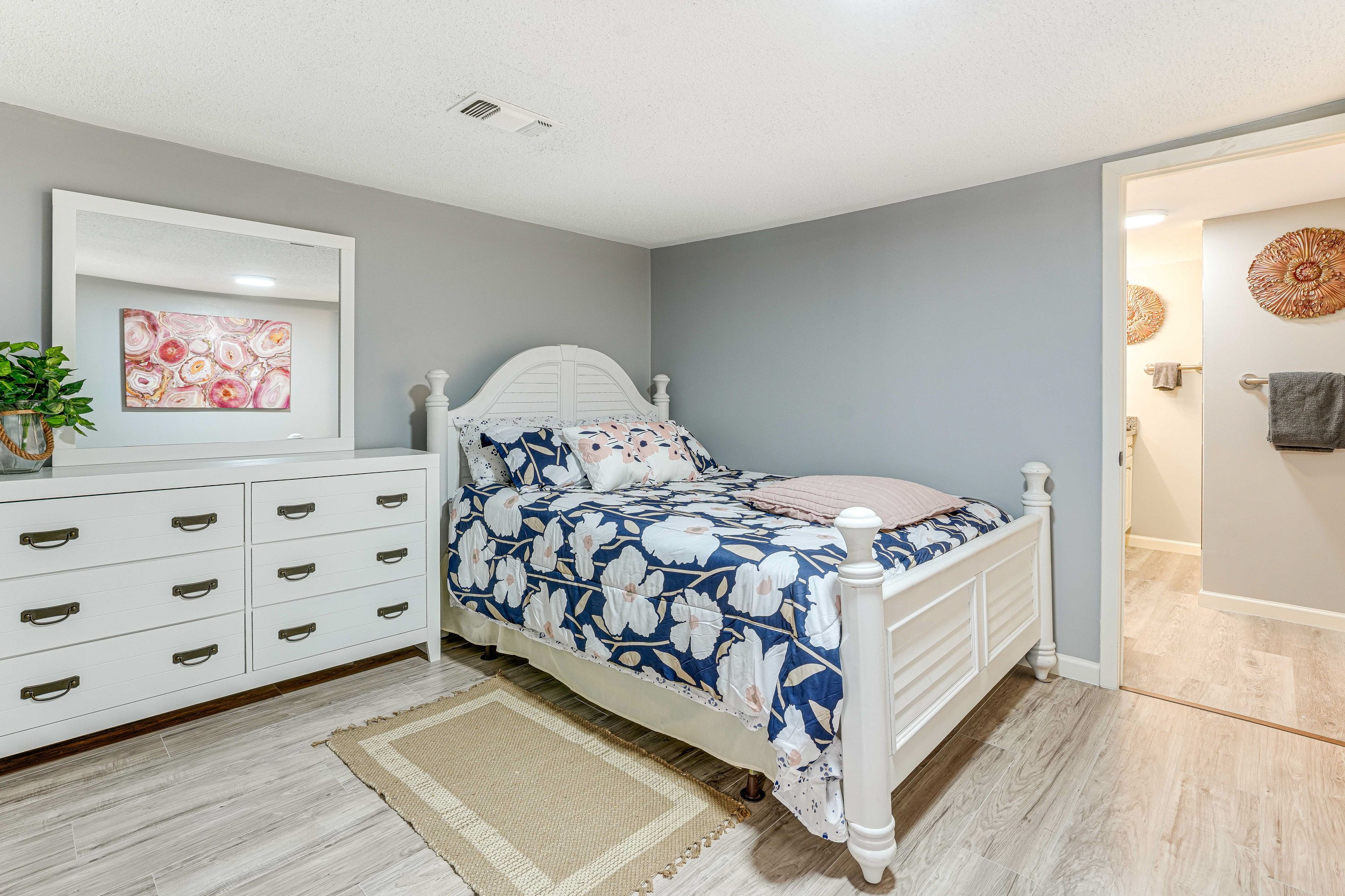 Bedroom 2 | Queen Bed