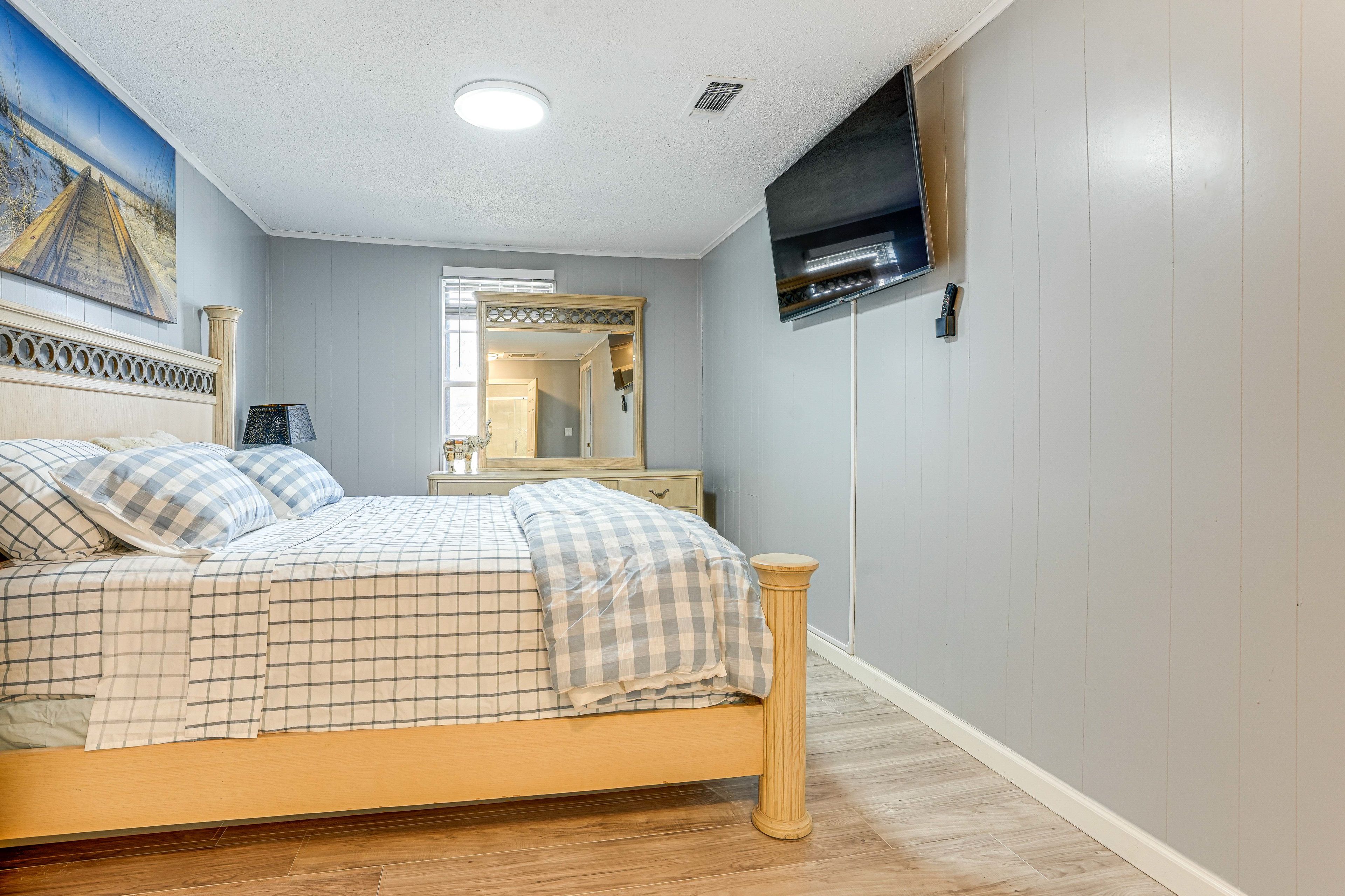Bedroom 1 | King Bed