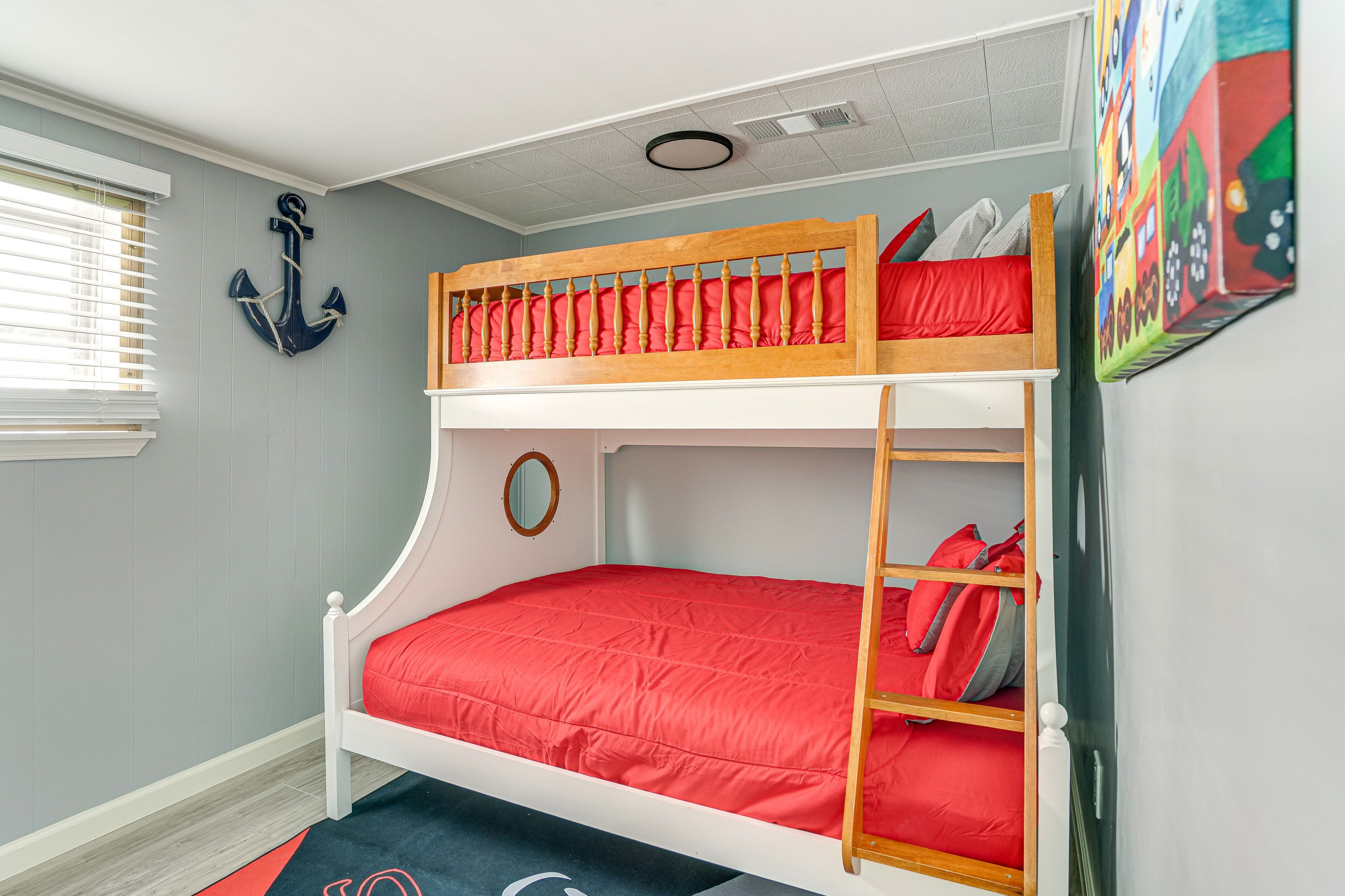 Bedroom 4 | Twin/Full Bunk Bed