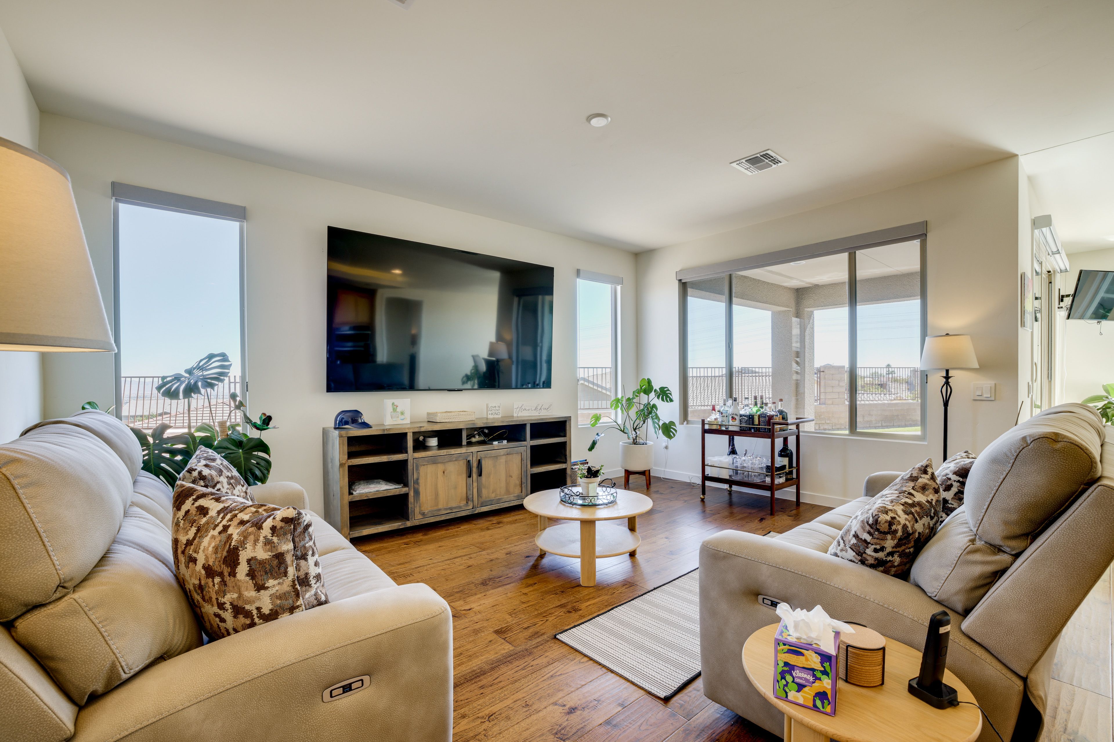 Living Room | Smart TV | Free WiFi | Central Air Conditioning/Heat
