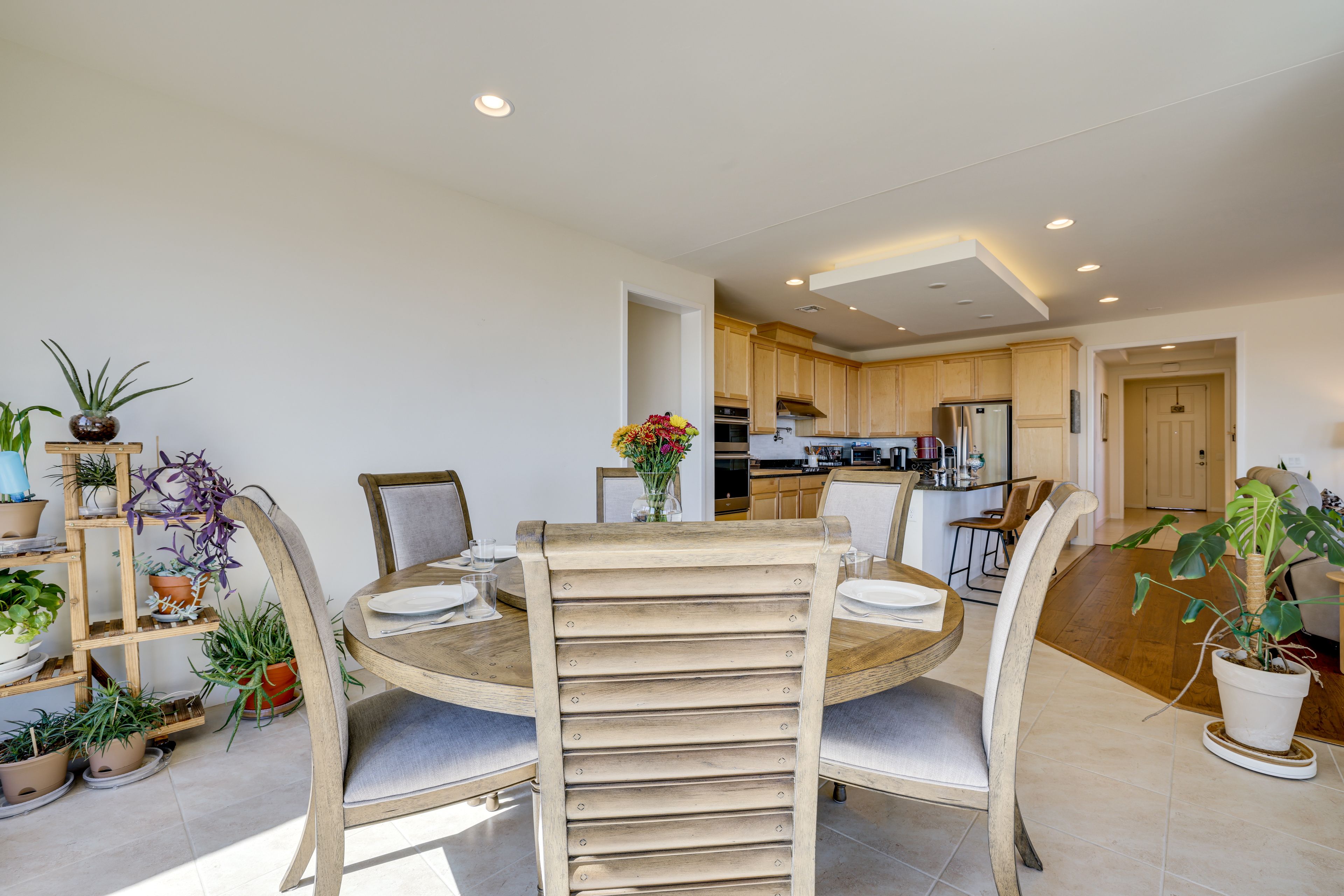 Dining Area | Smart TV