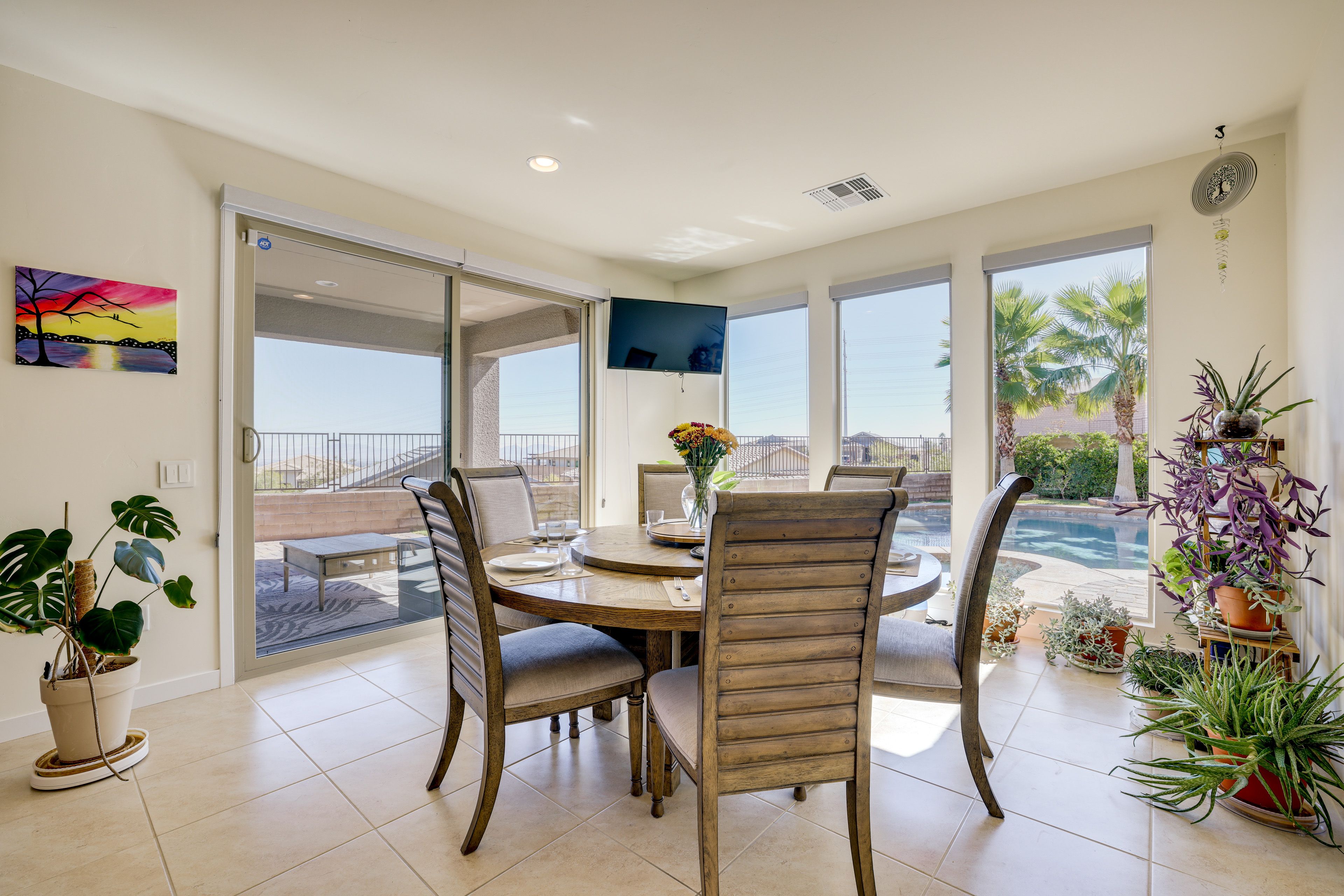 Dining Area | Dishware/Flatware Provided