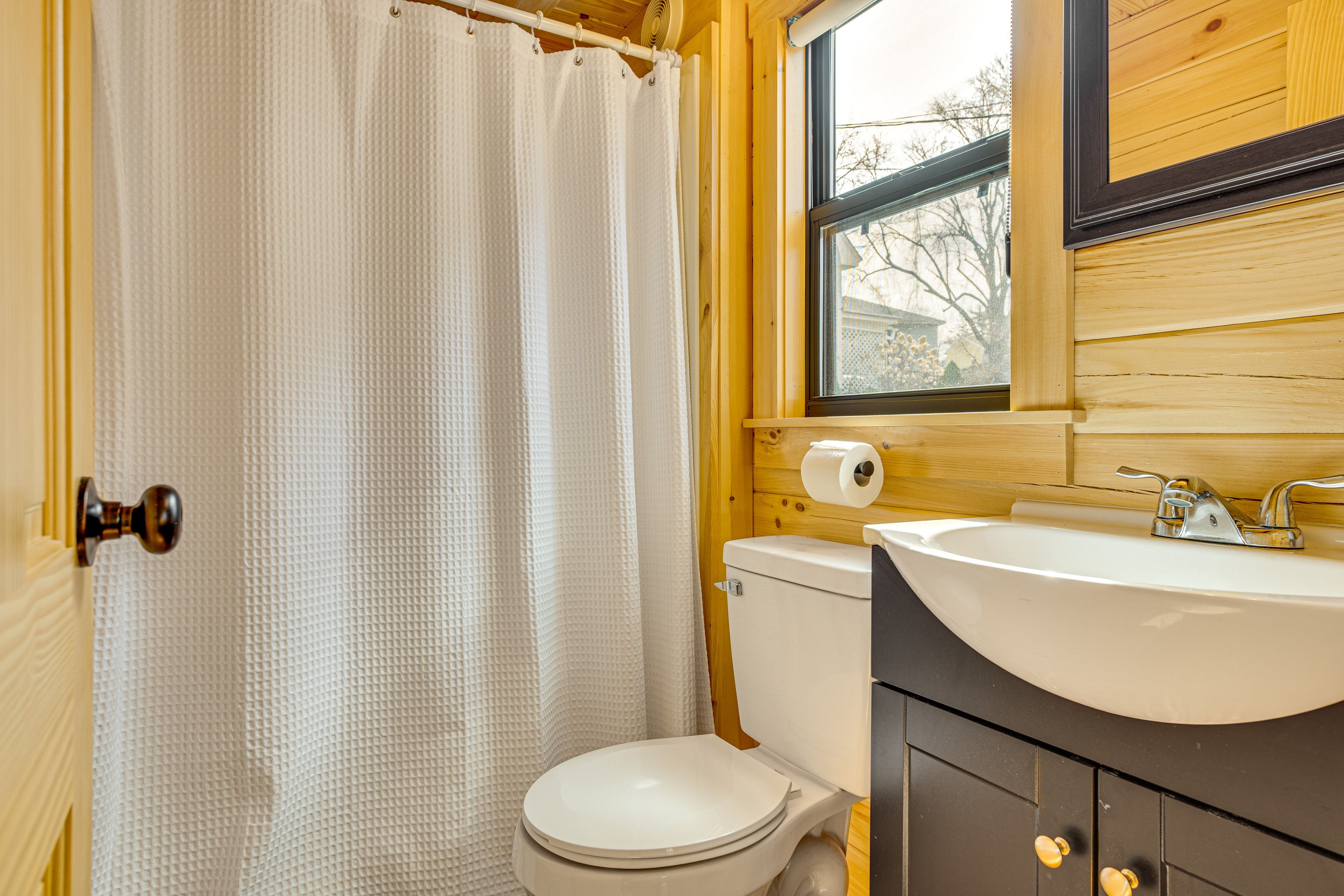 Full Bathroom | 1st Floor | Towels Provided