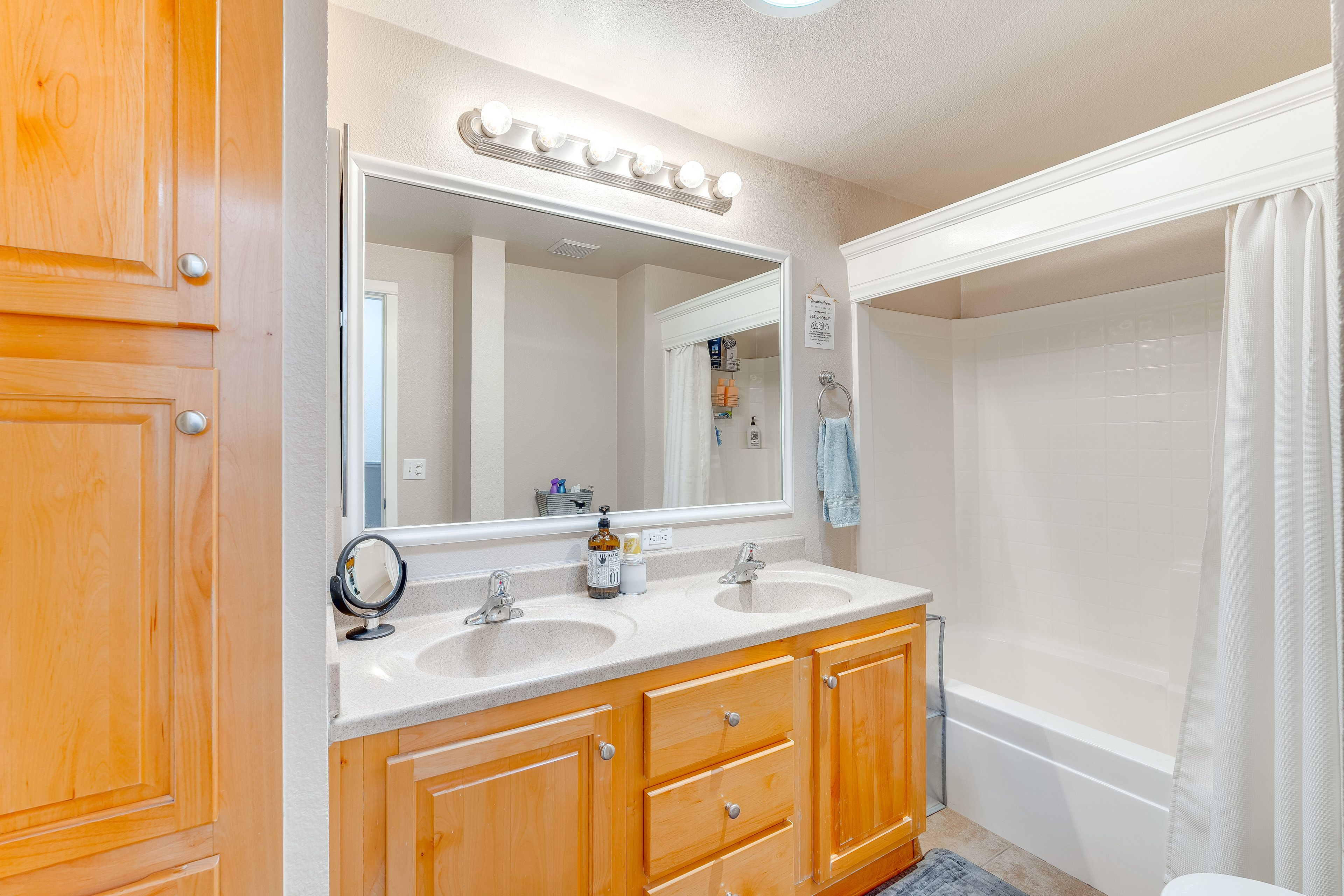 Full Bathroom | 2nd Floor | Towels Provided