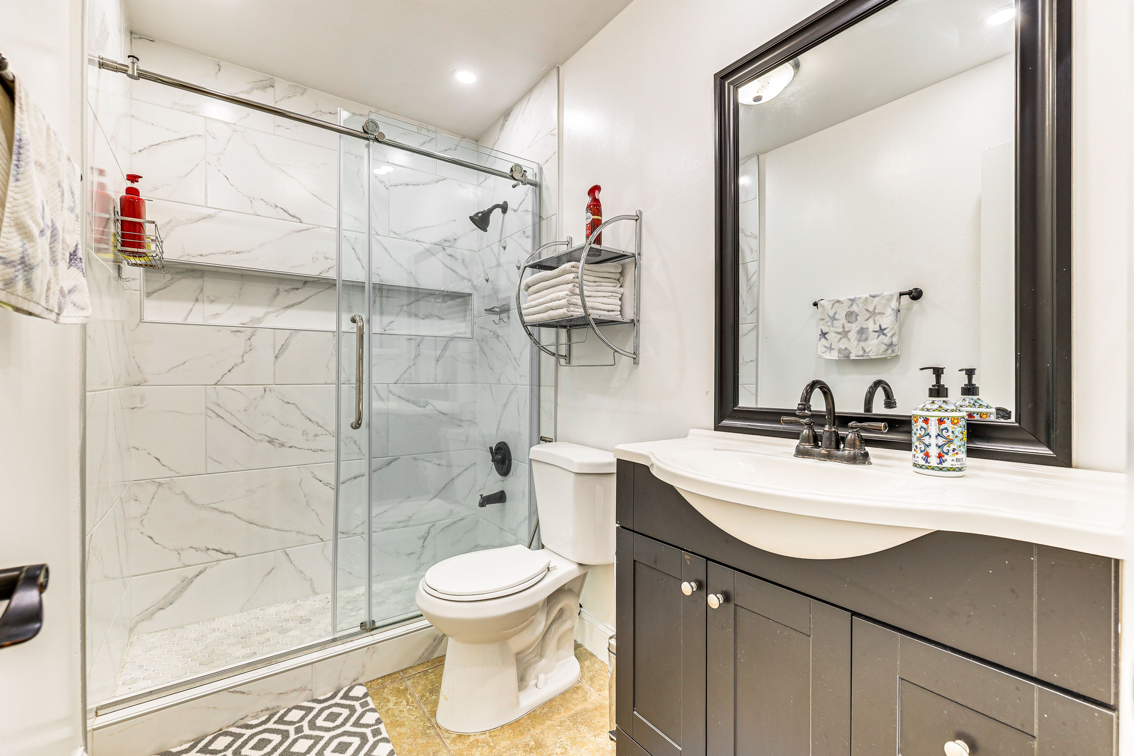 Full Bathroom | Towels Provided