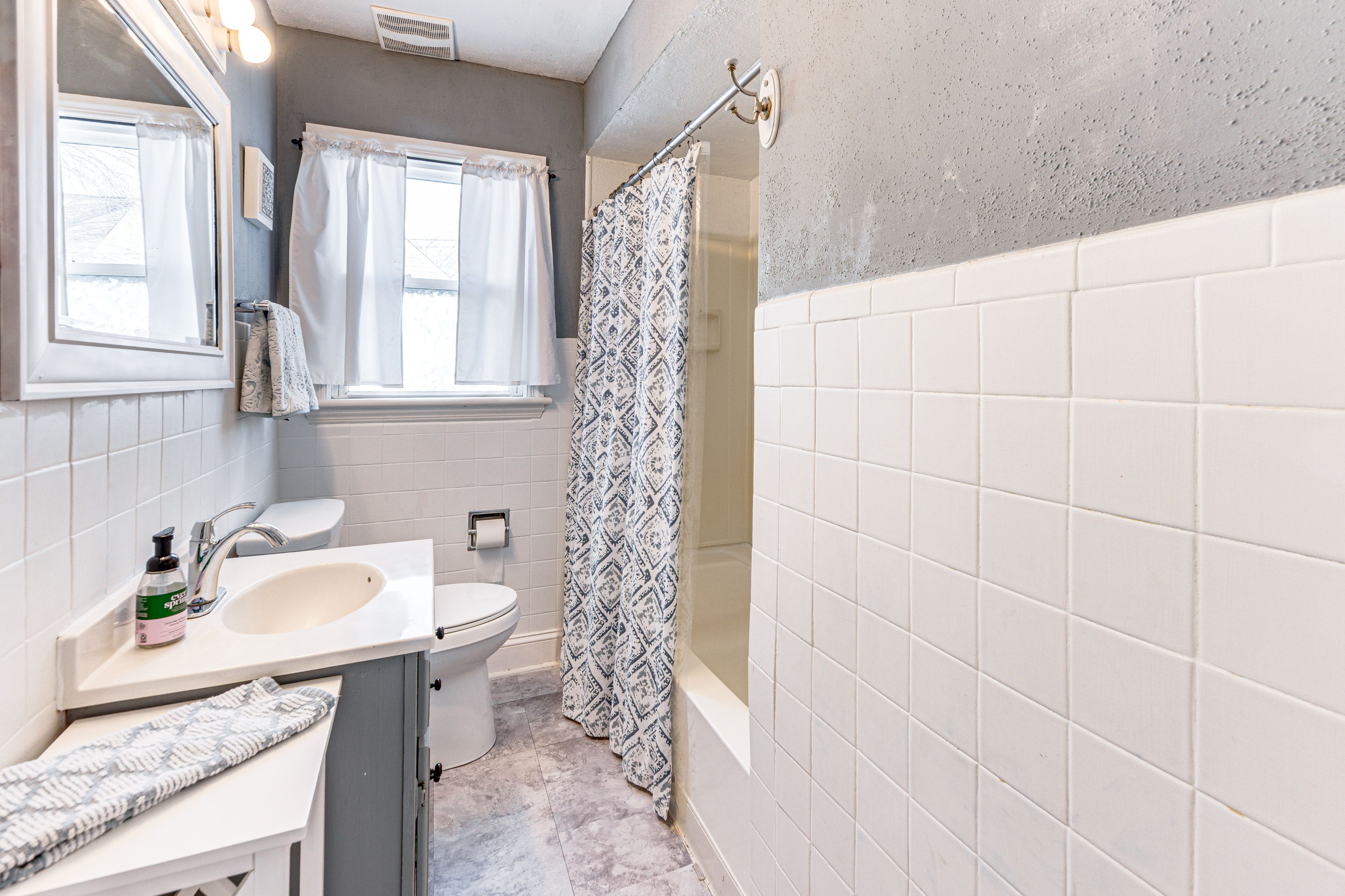 Full Bathroom | Towels Provided