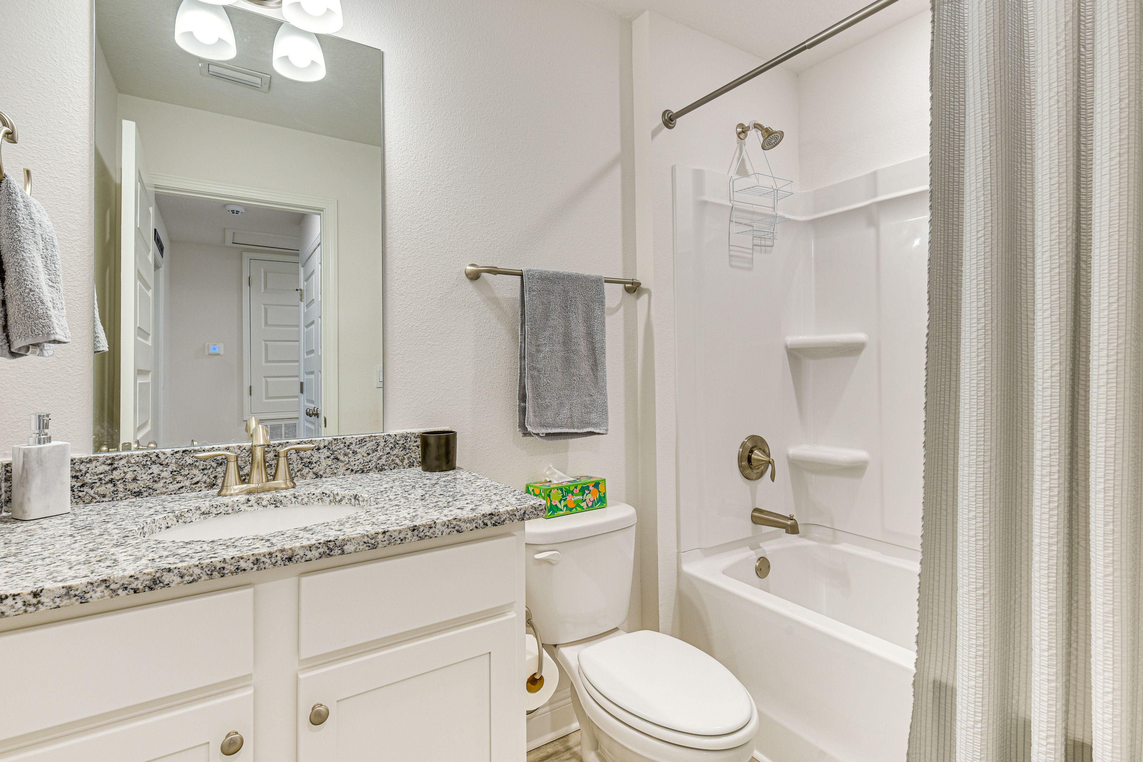 Full Bathroom | 2nd Floor | Complimentary Toiletries