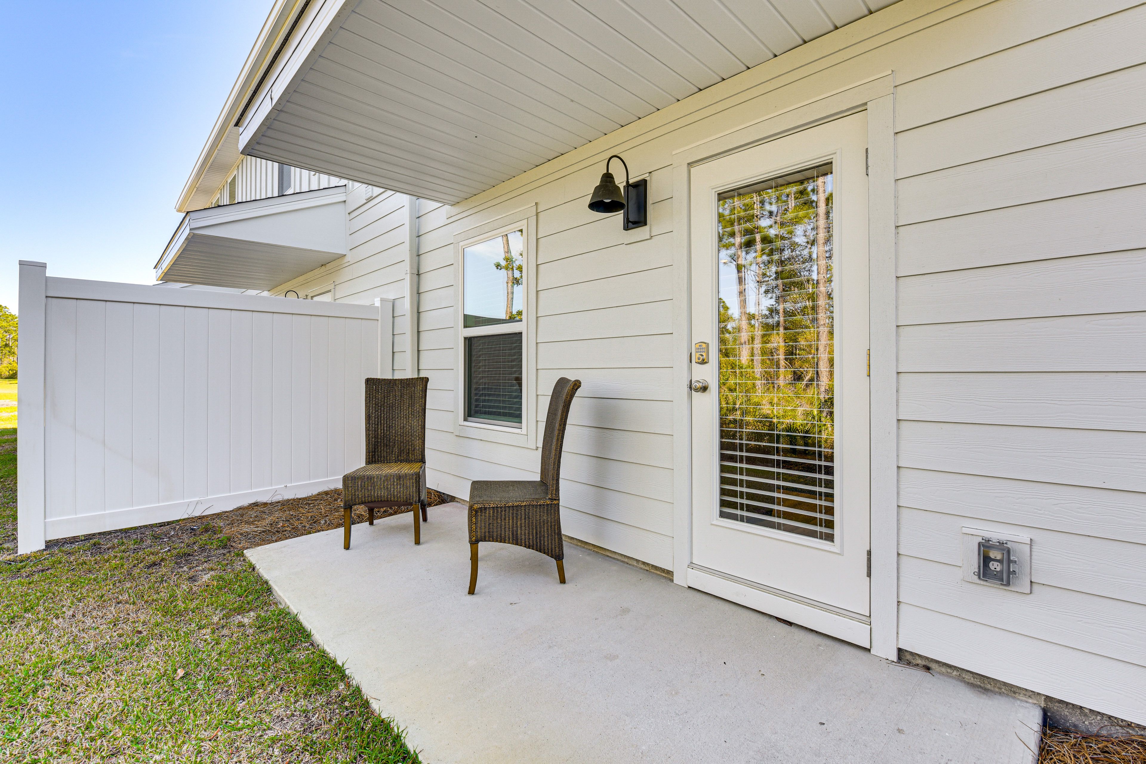 Covered Patio | Communal Yard