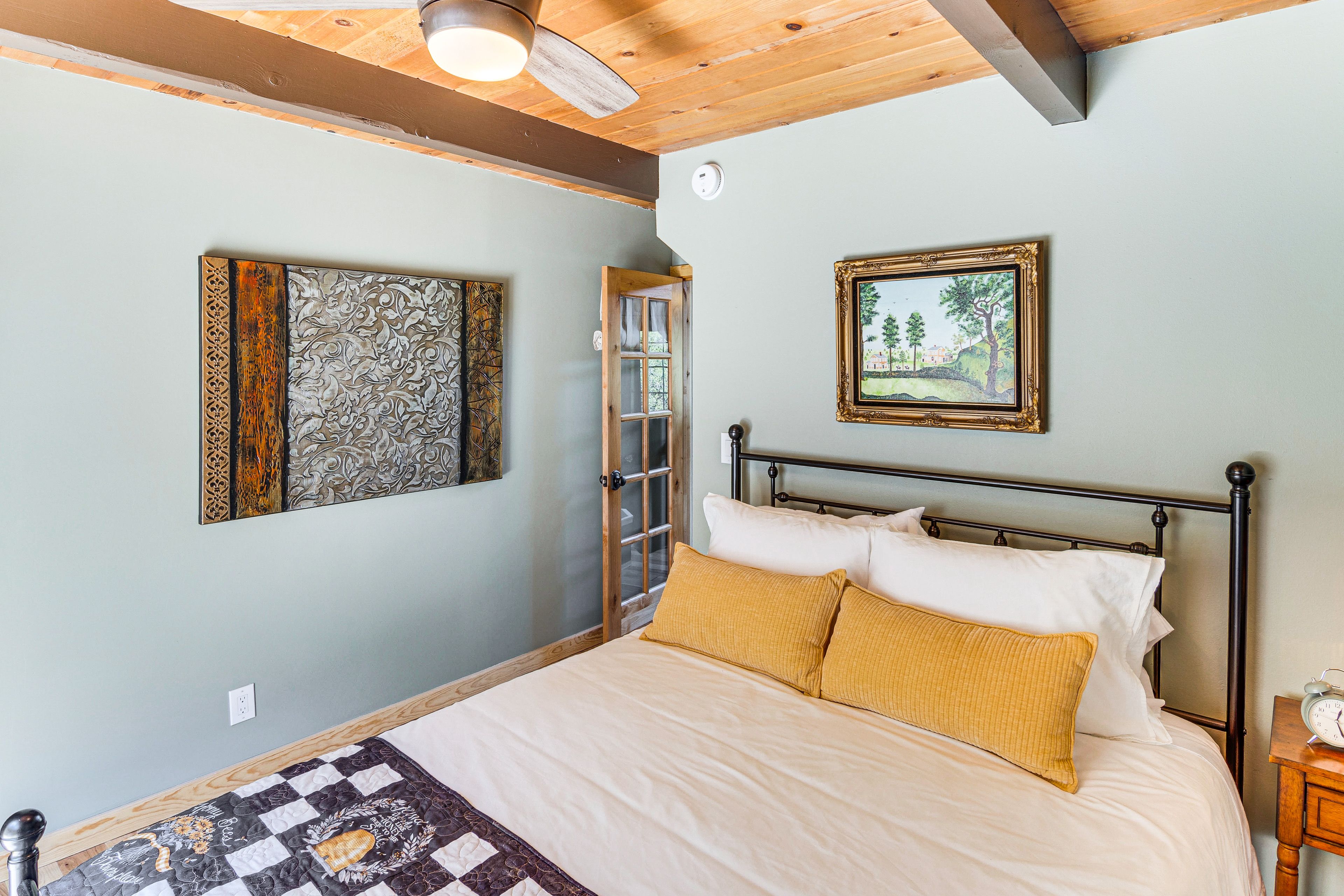 Bedroom 1 | Queen Bed | 1st Floor