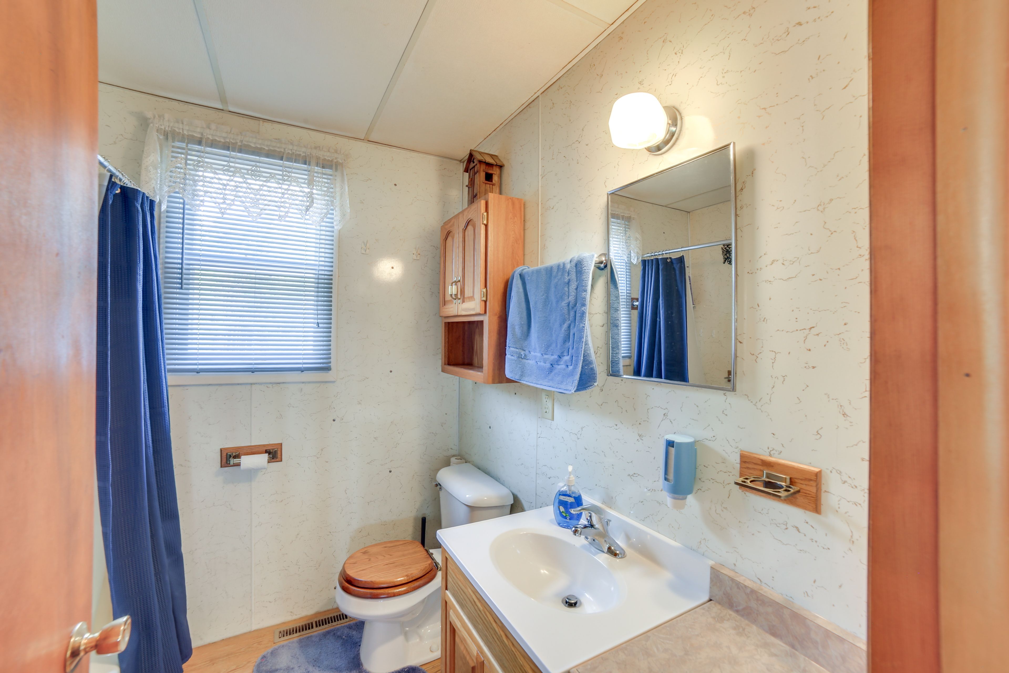 Full Bathroom | Towels Provided
